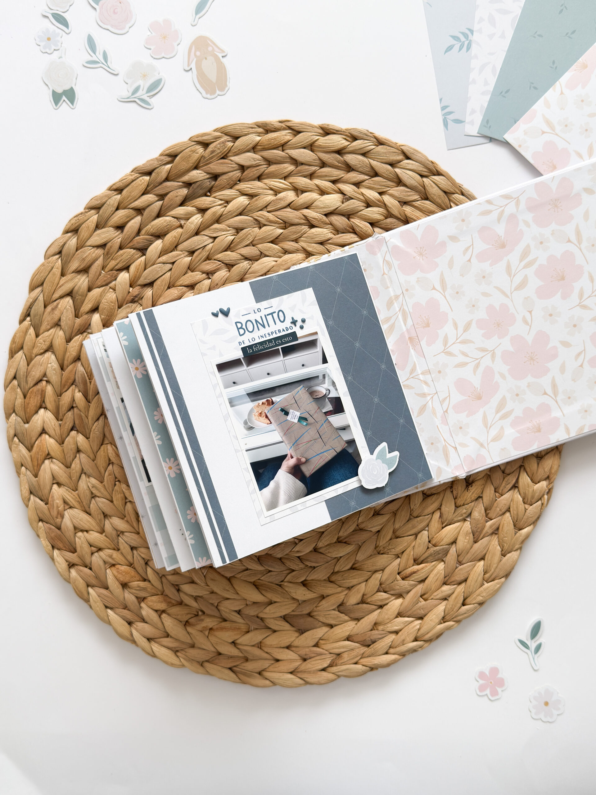 Resultado final del mini álbum de scrapbooking con encuadernación cosida