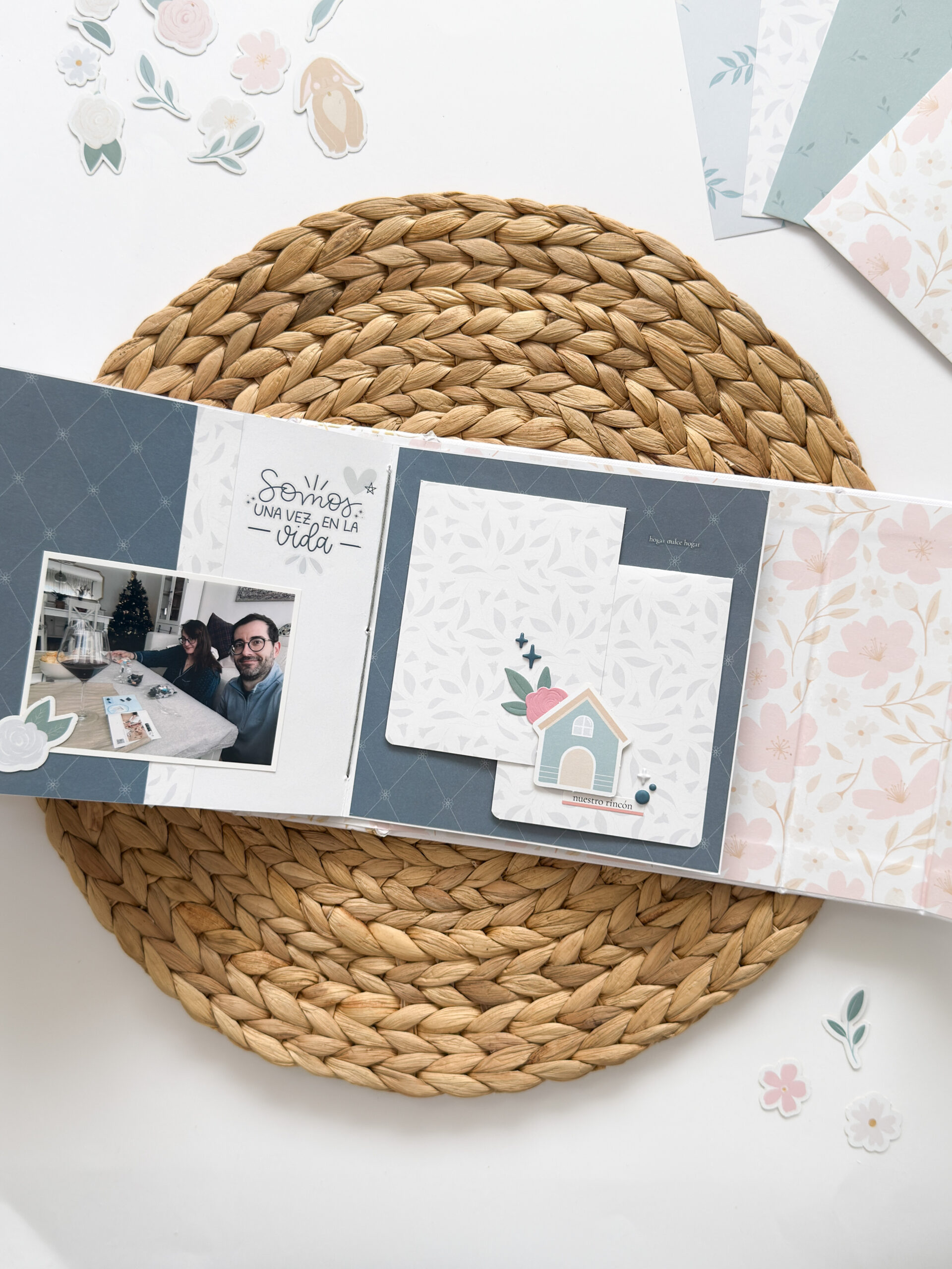 Resultado final del mini álbum de scrapbooking con encuadernación cosida