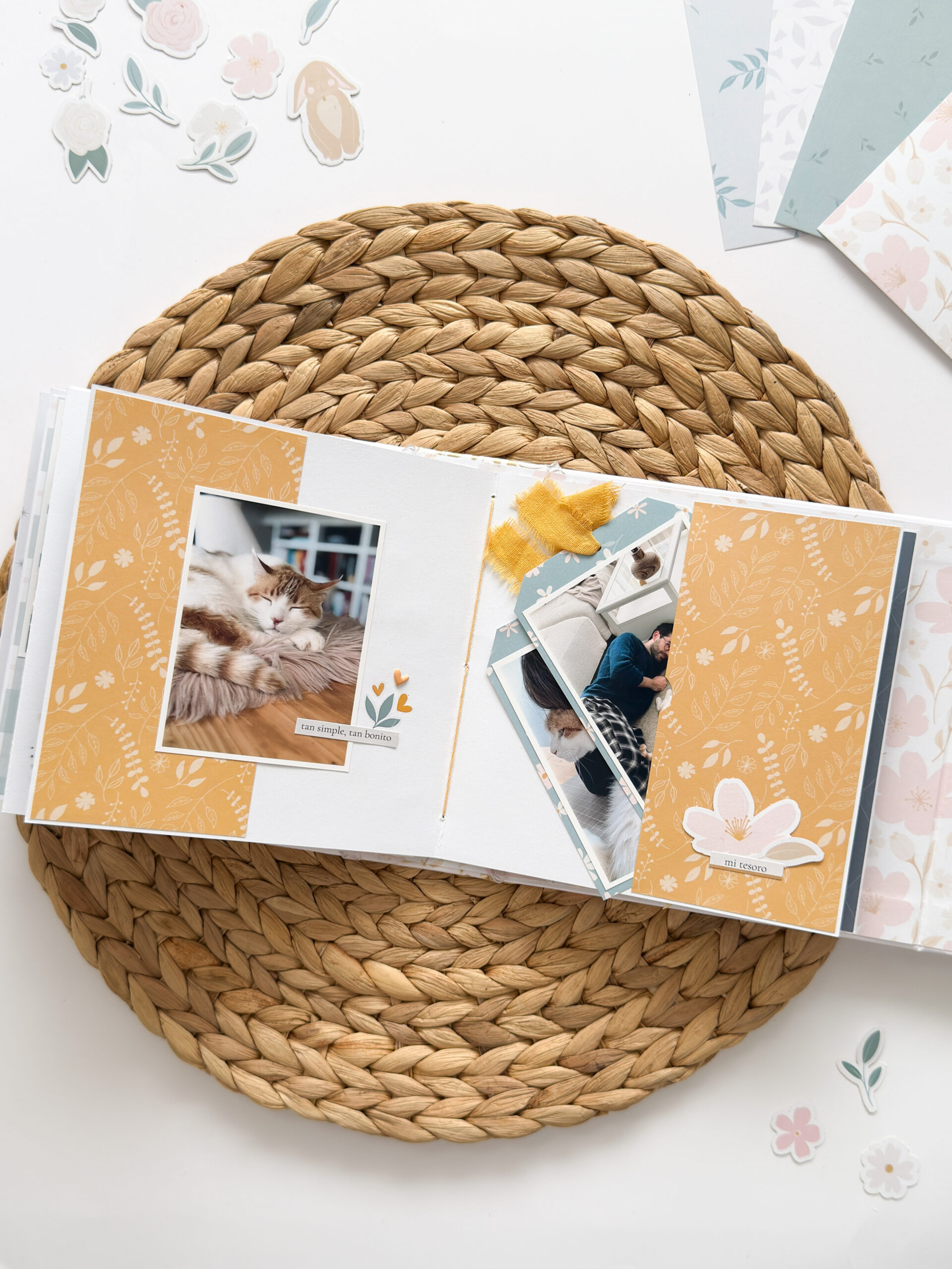 Resultado final del mini álbum de scrapbooking con encuadernación cosida