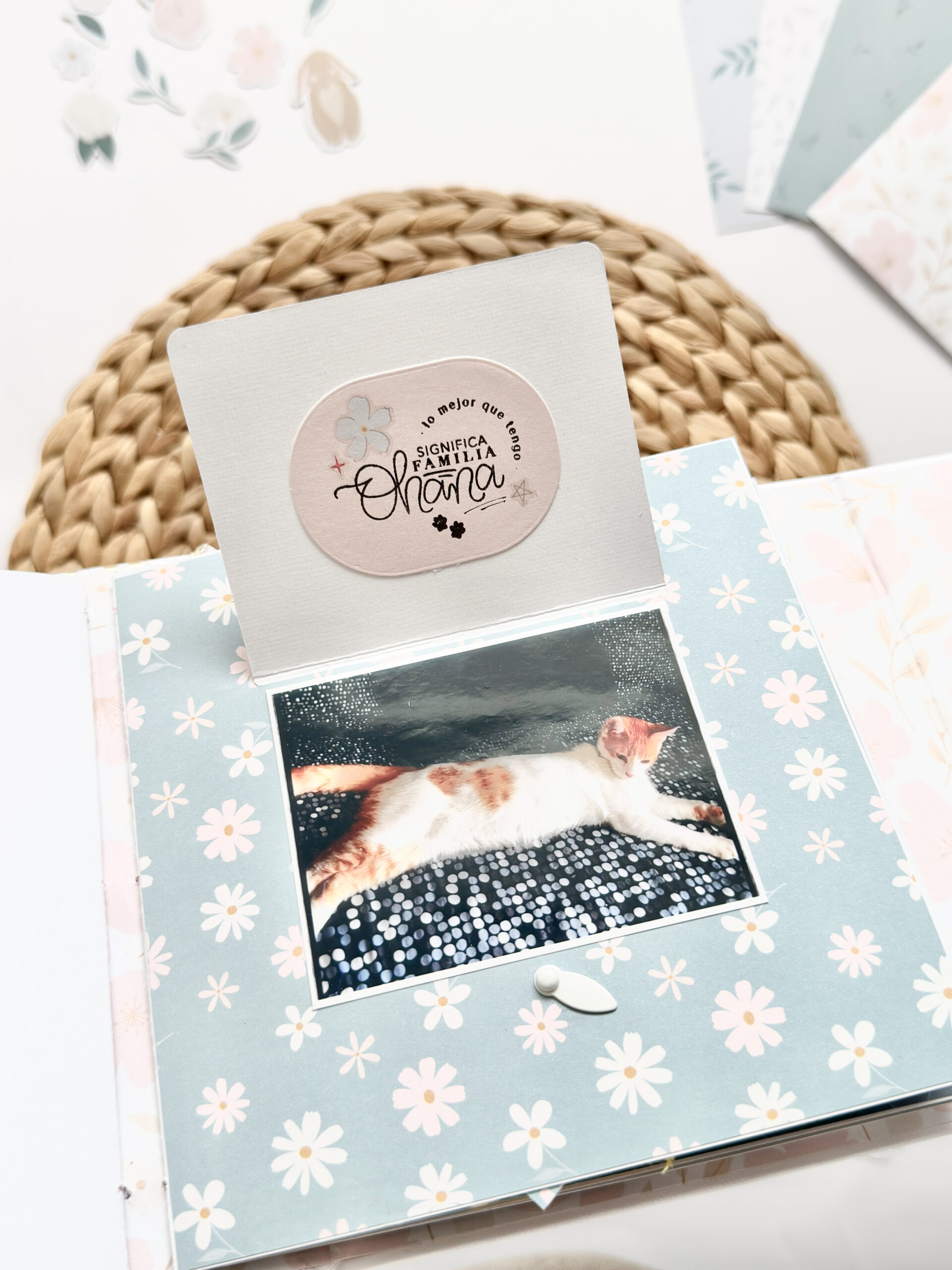 Resultado final del mini álbum de scrapbooking con encuadernación cosida