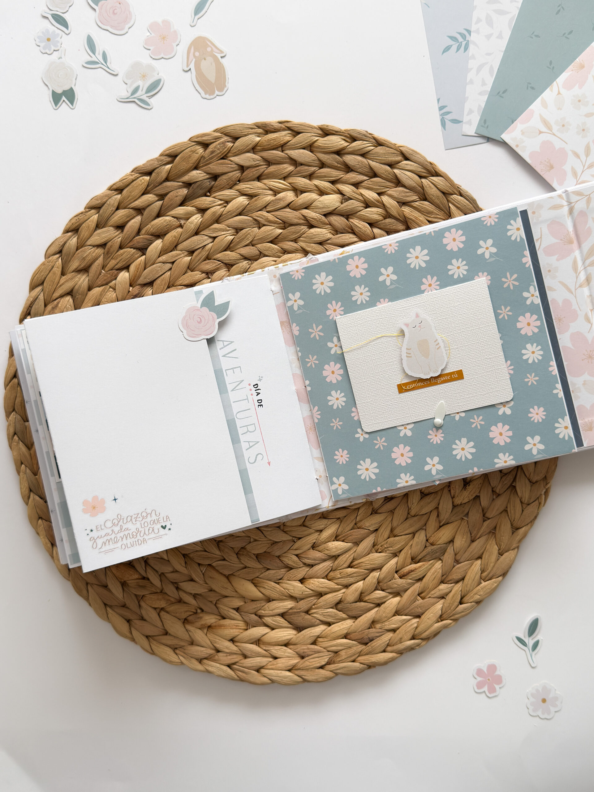 Resultado final del mini álbum de scrapbooking con encuadernación cosida