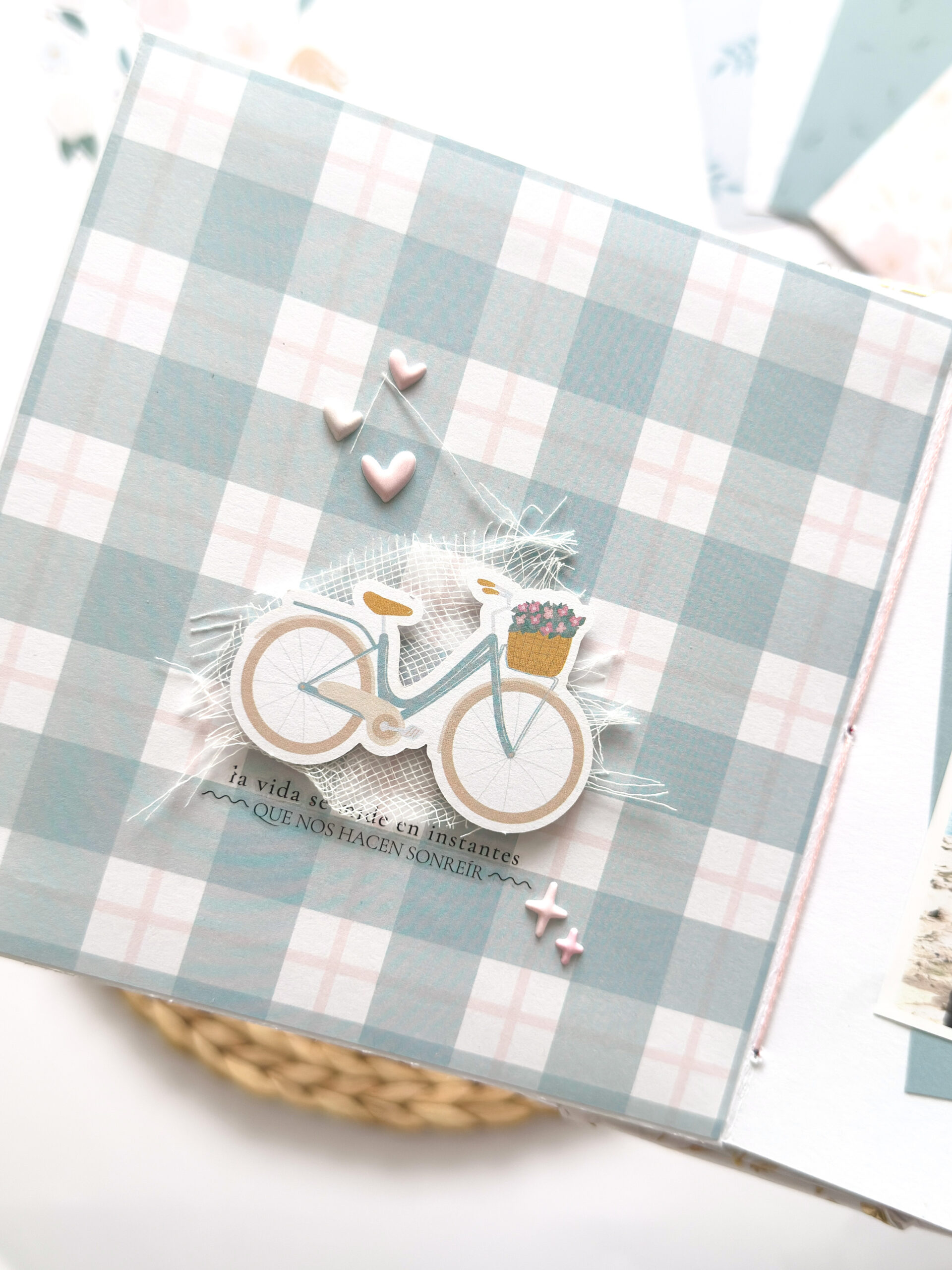 Resultado final del mini álbum de scrapbooking con encuadernación cosida