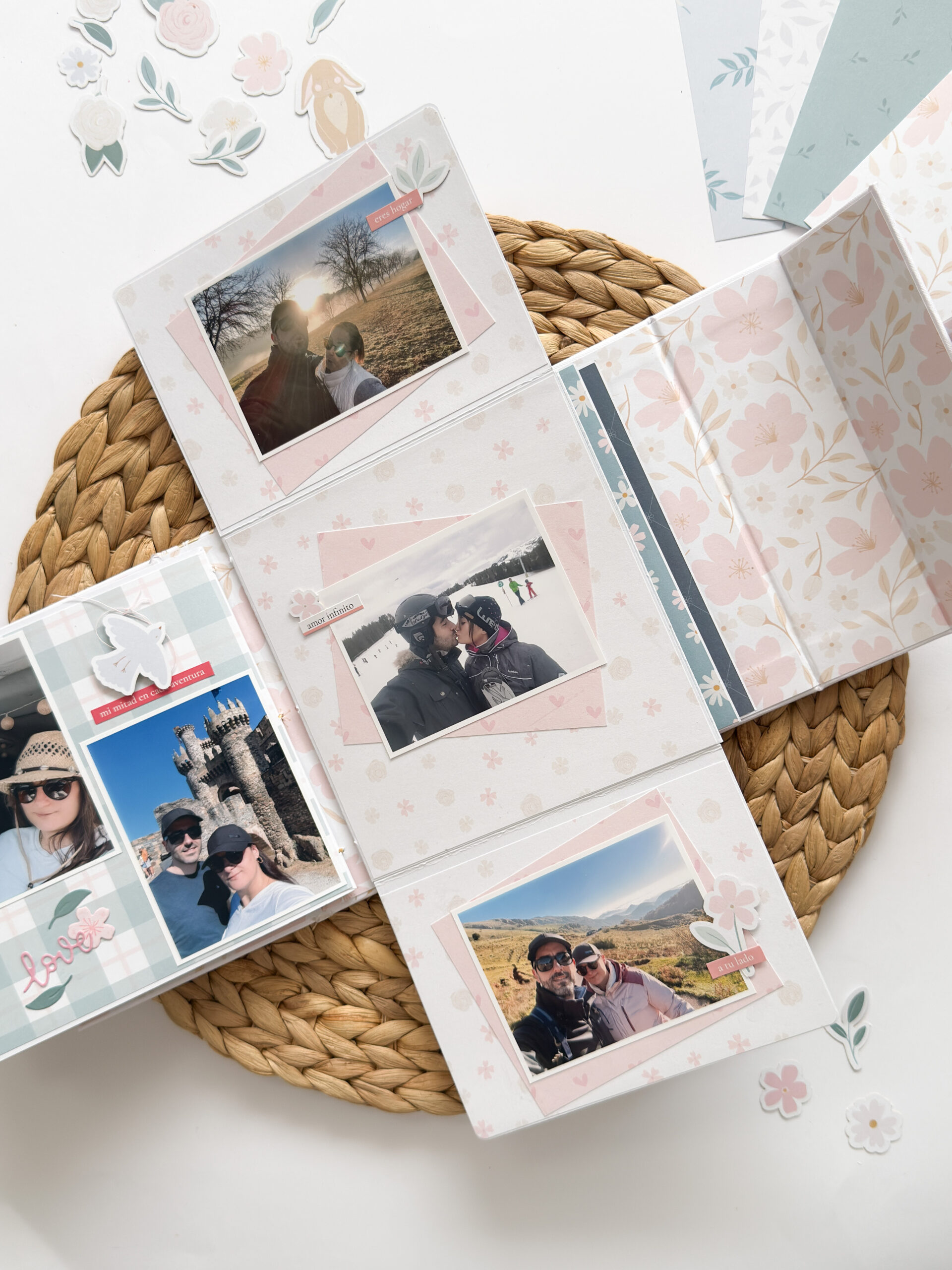 Resultado final del mini álbum de scrapbooking con encuadernación cosida