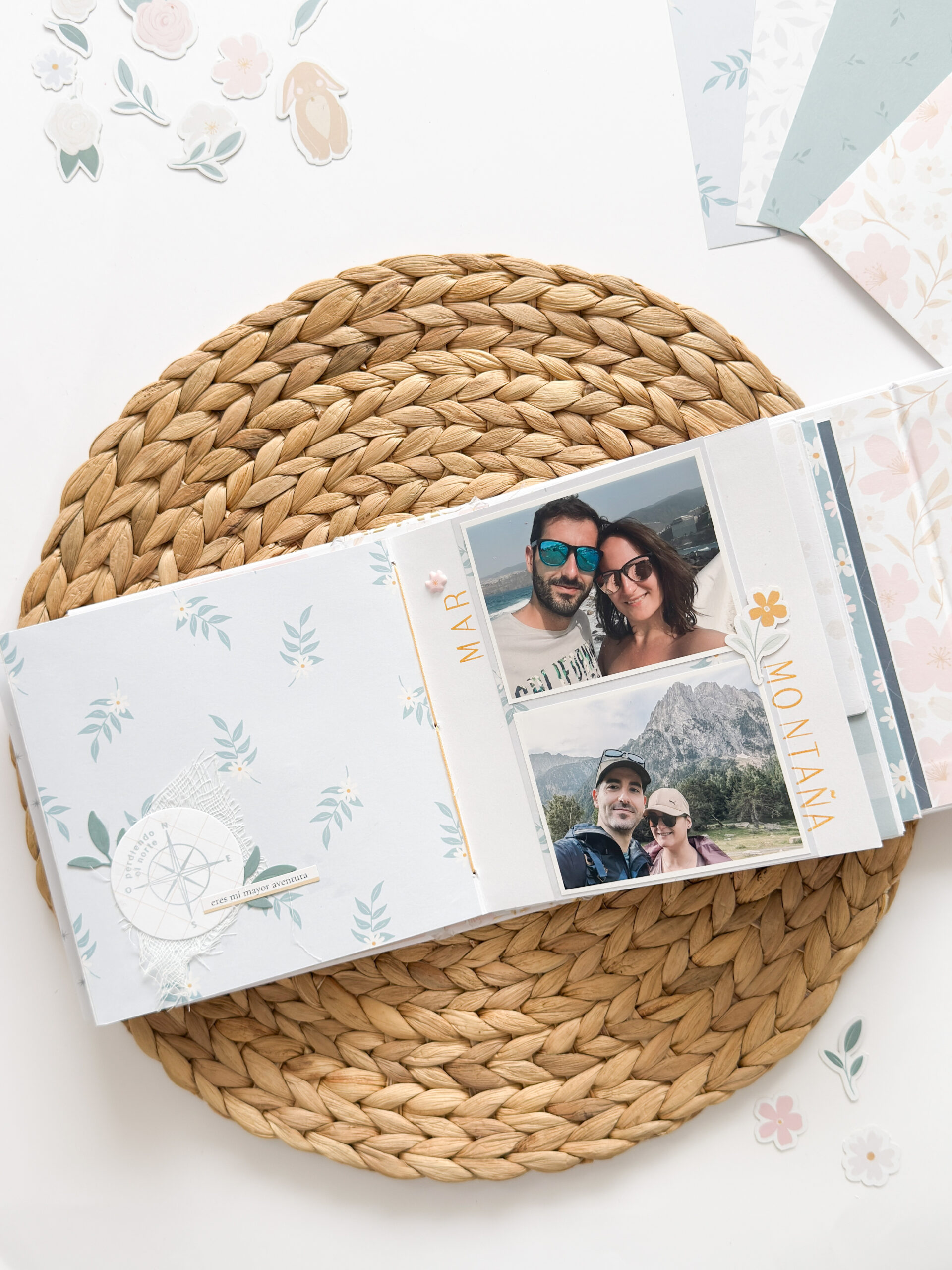Resultado final del mini álbum de scrapbooking con encuadernación cosida