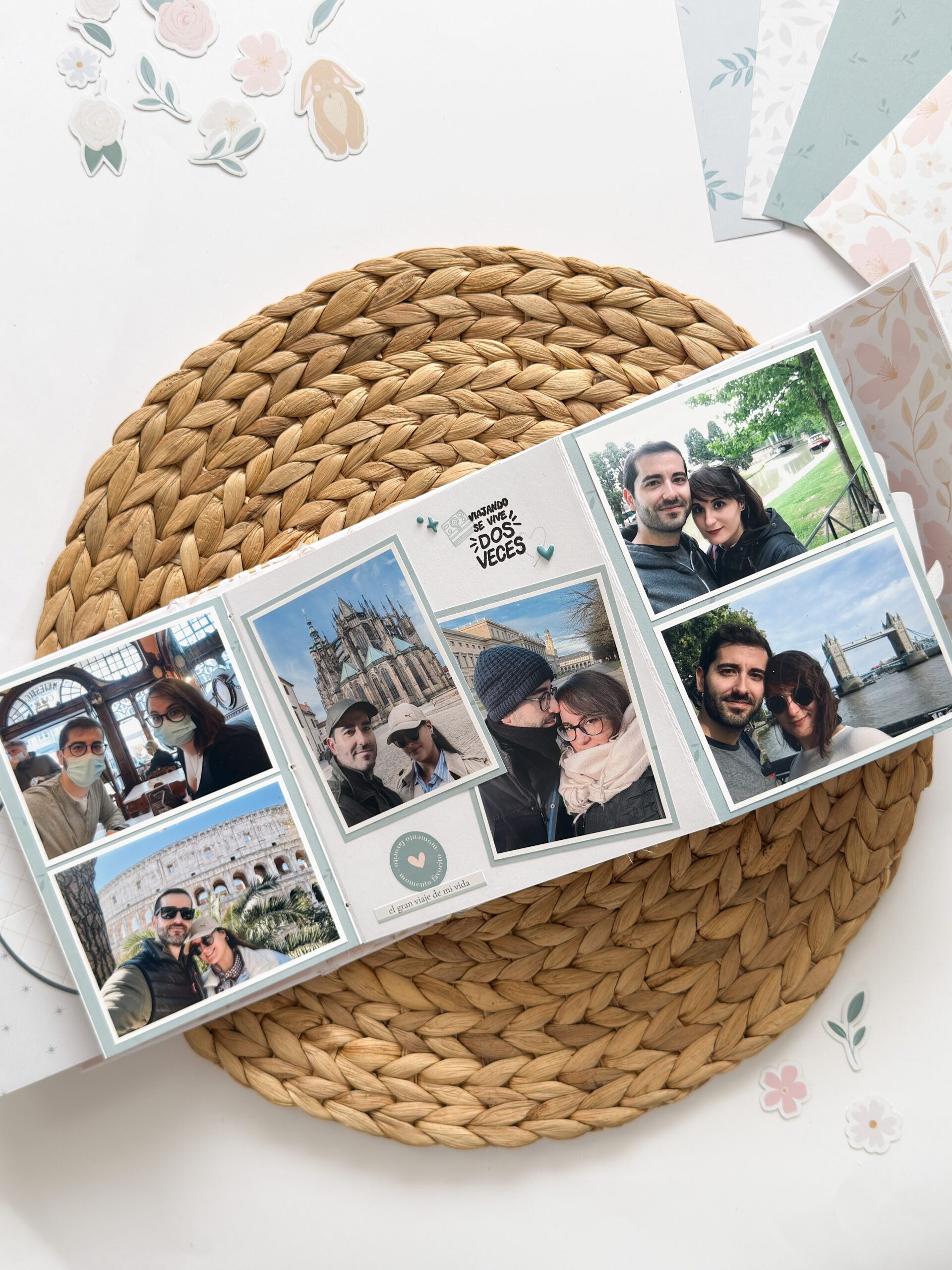 Resultado final del mini álbum de scrapbooking con encuadernación cosida