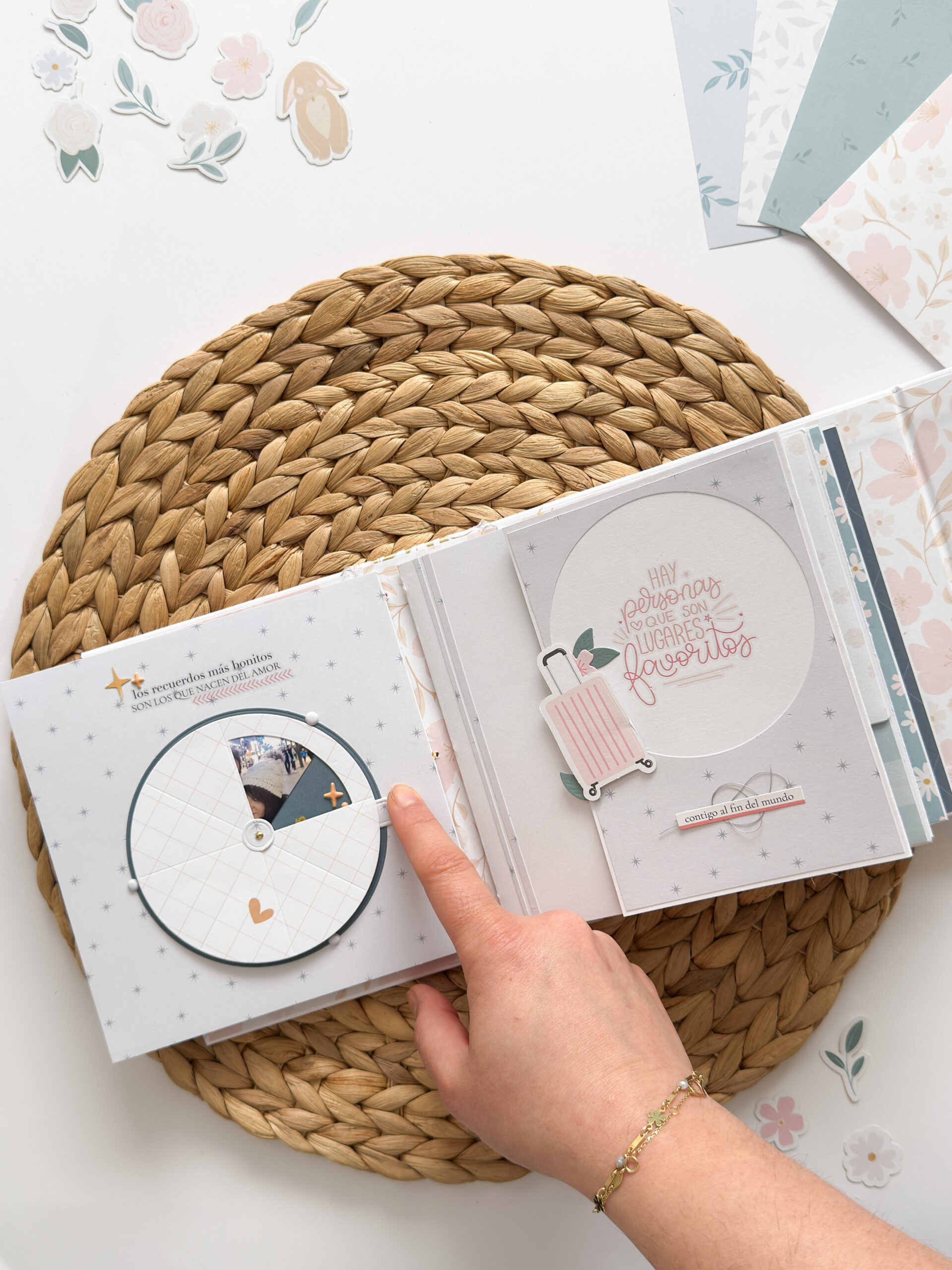 Resultado final del mini álbum de scrapbooking con encuadernación cosida