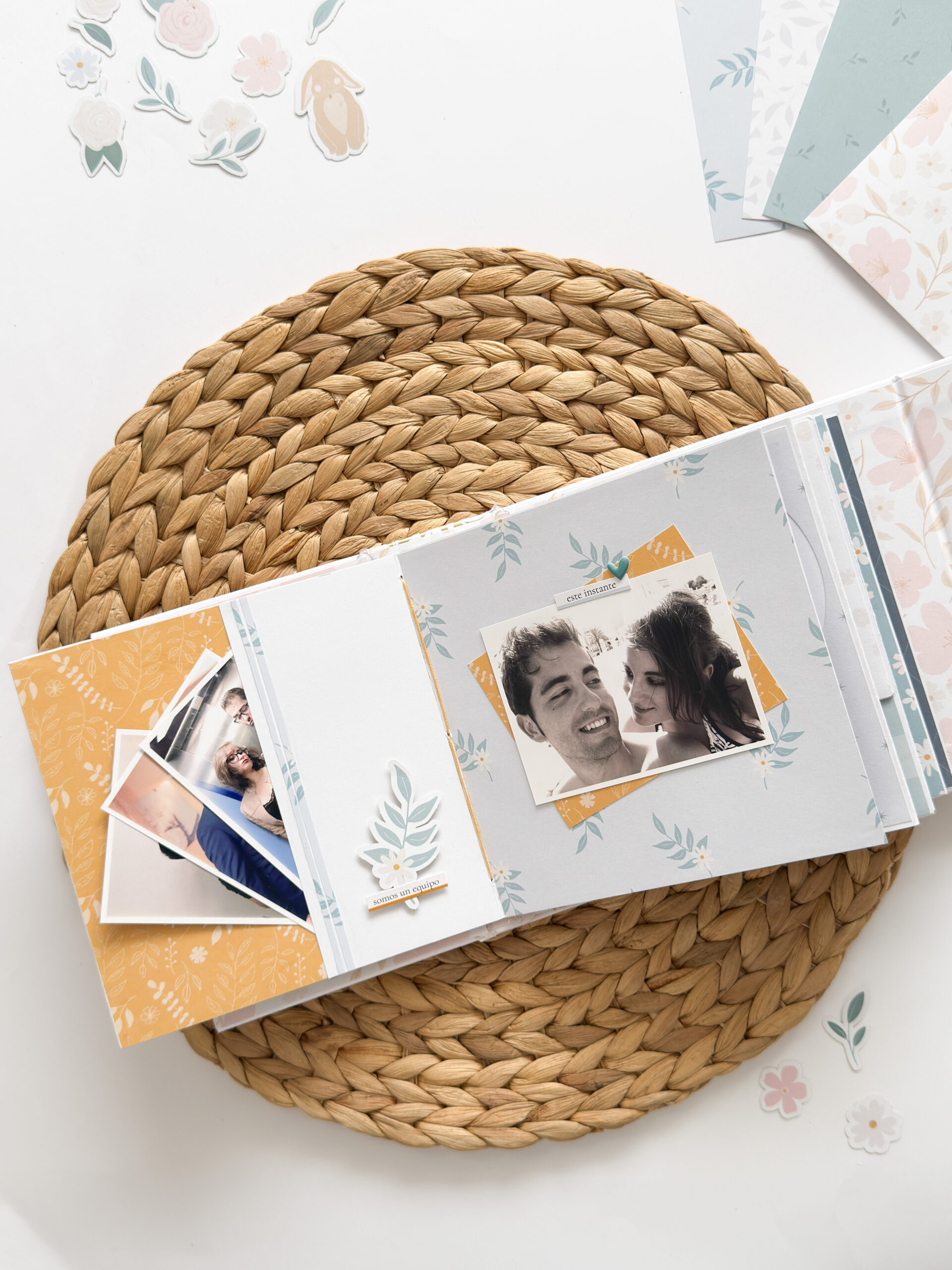 Resultado final del mini álbum de scrapbooking con encuadernación cosida