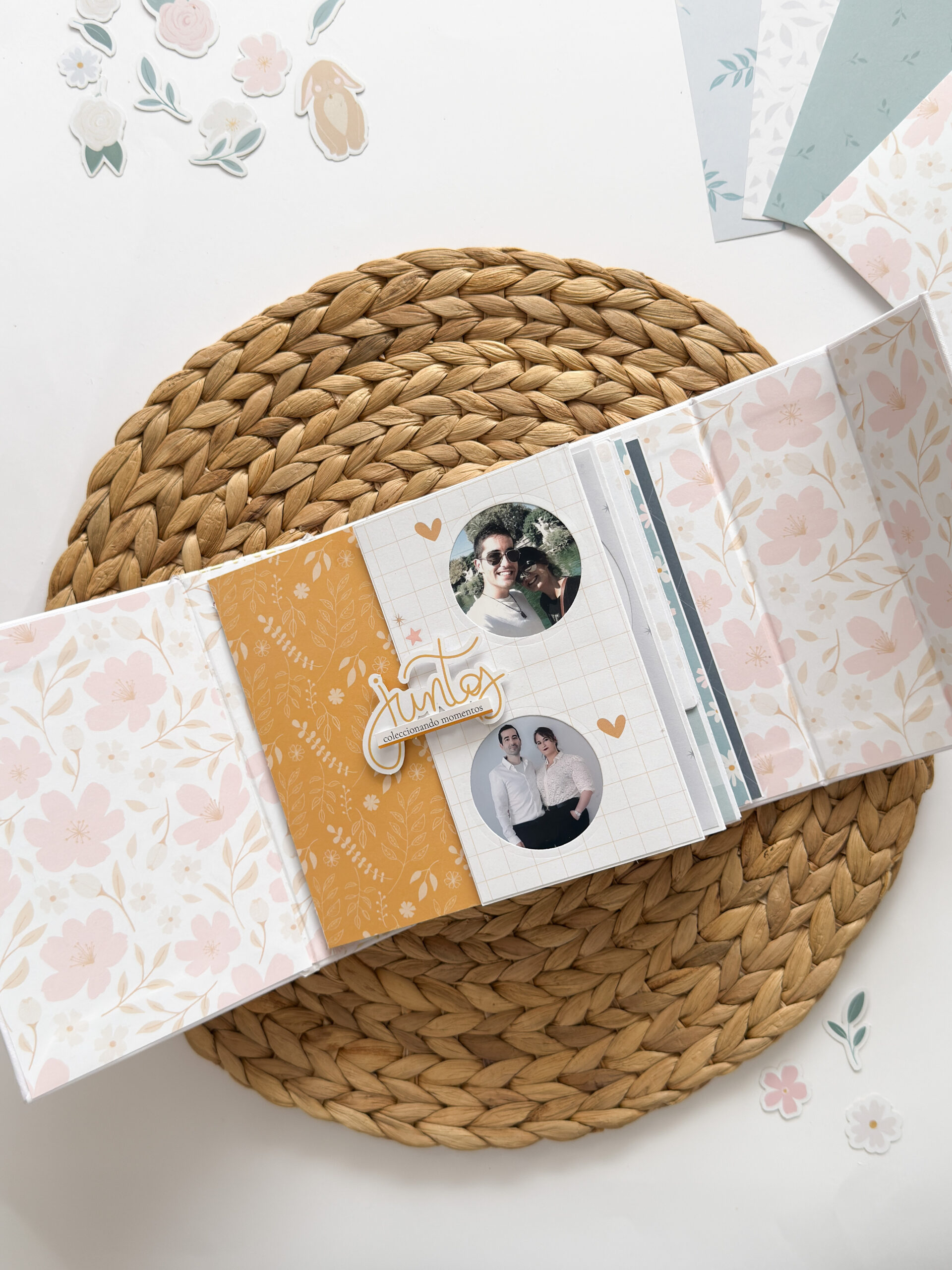 Resultado final del mini álbum de scrapbooking con encuadernación cosida
