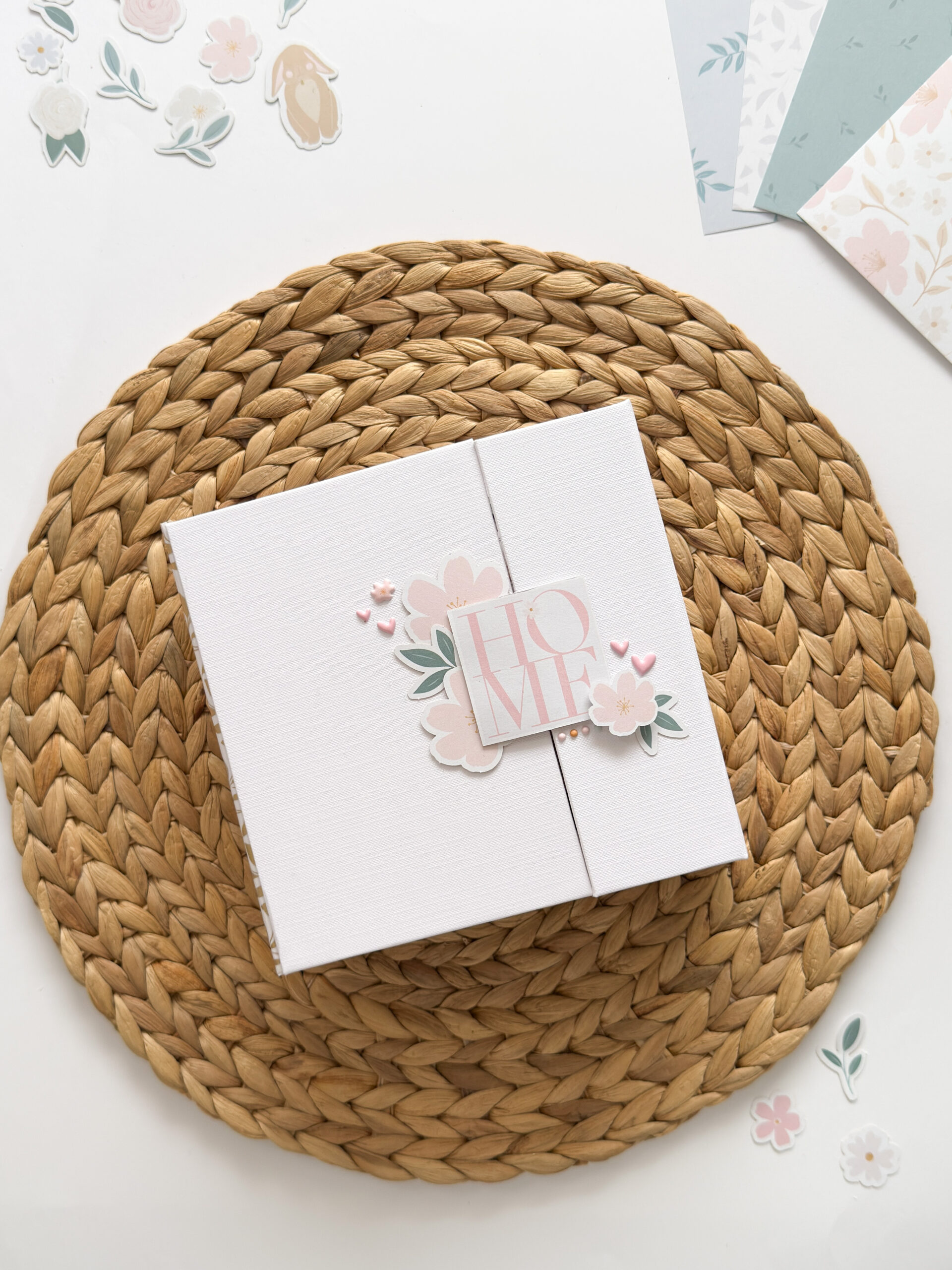     Mini álbum scrapbooking con encuadernación cosida escondida