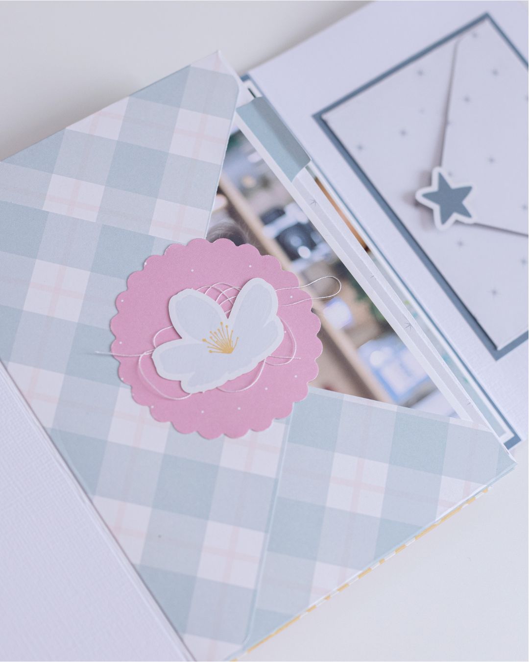     Detalles interiores de miniálbum de scrapbooking con fotografías familiares