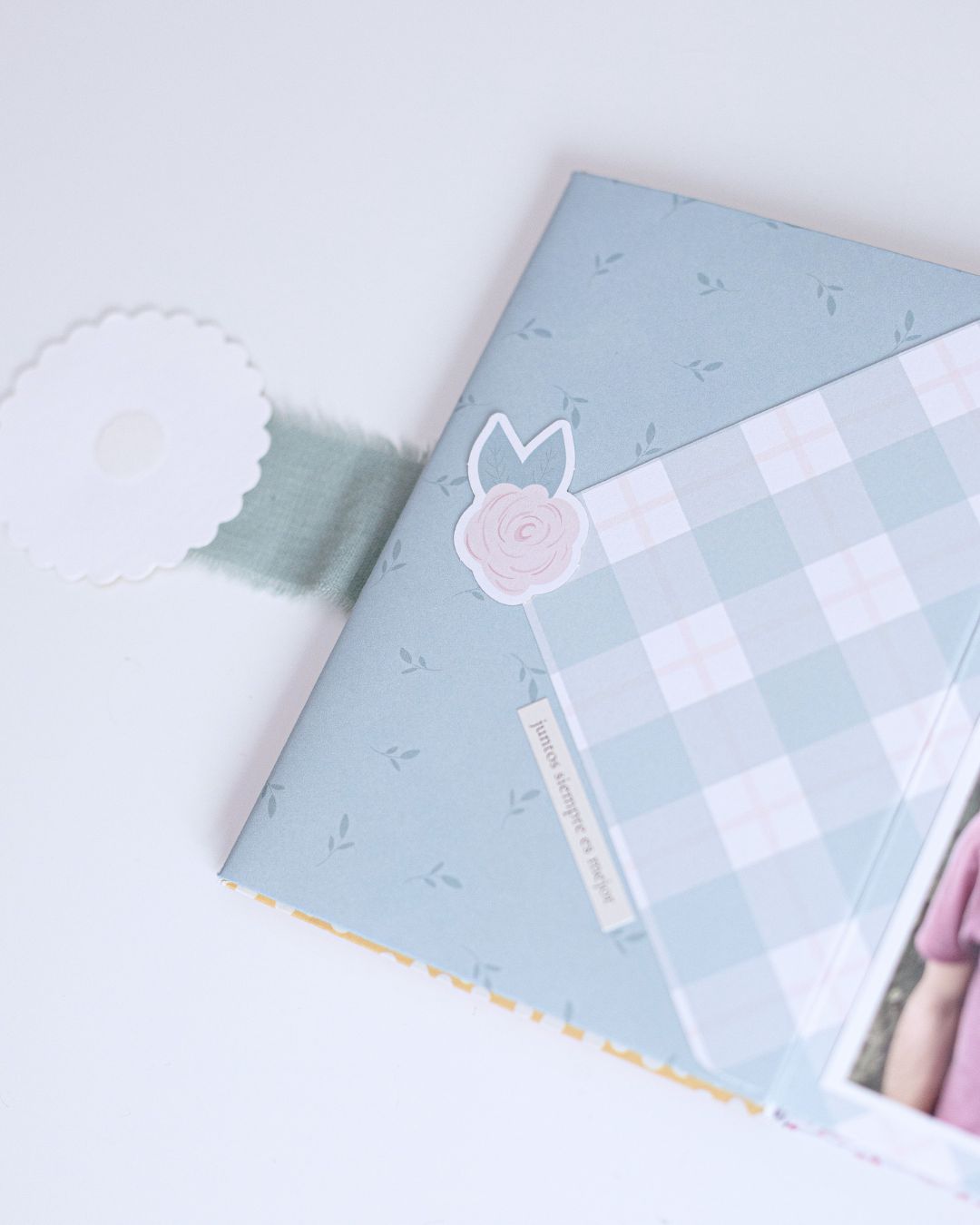     Detalles interiores de miniálbum de scrapbooking con fotografías familiares
