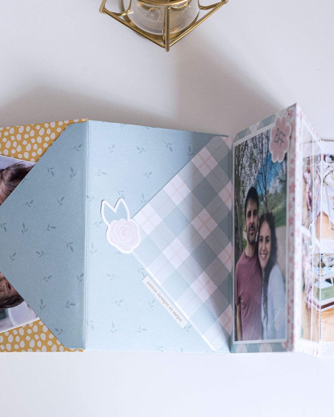     Detalles interiores de miniálbum de scrapbooking con fotografías familiares