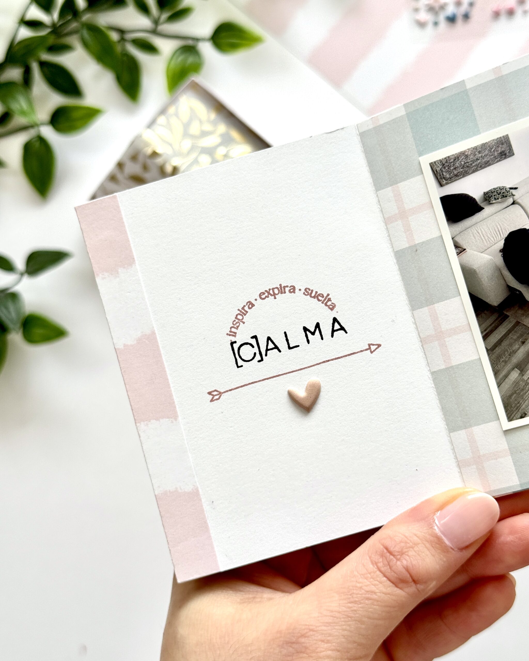 interior album scrapbooking con sellos acrílicos Bihotzez Scrap