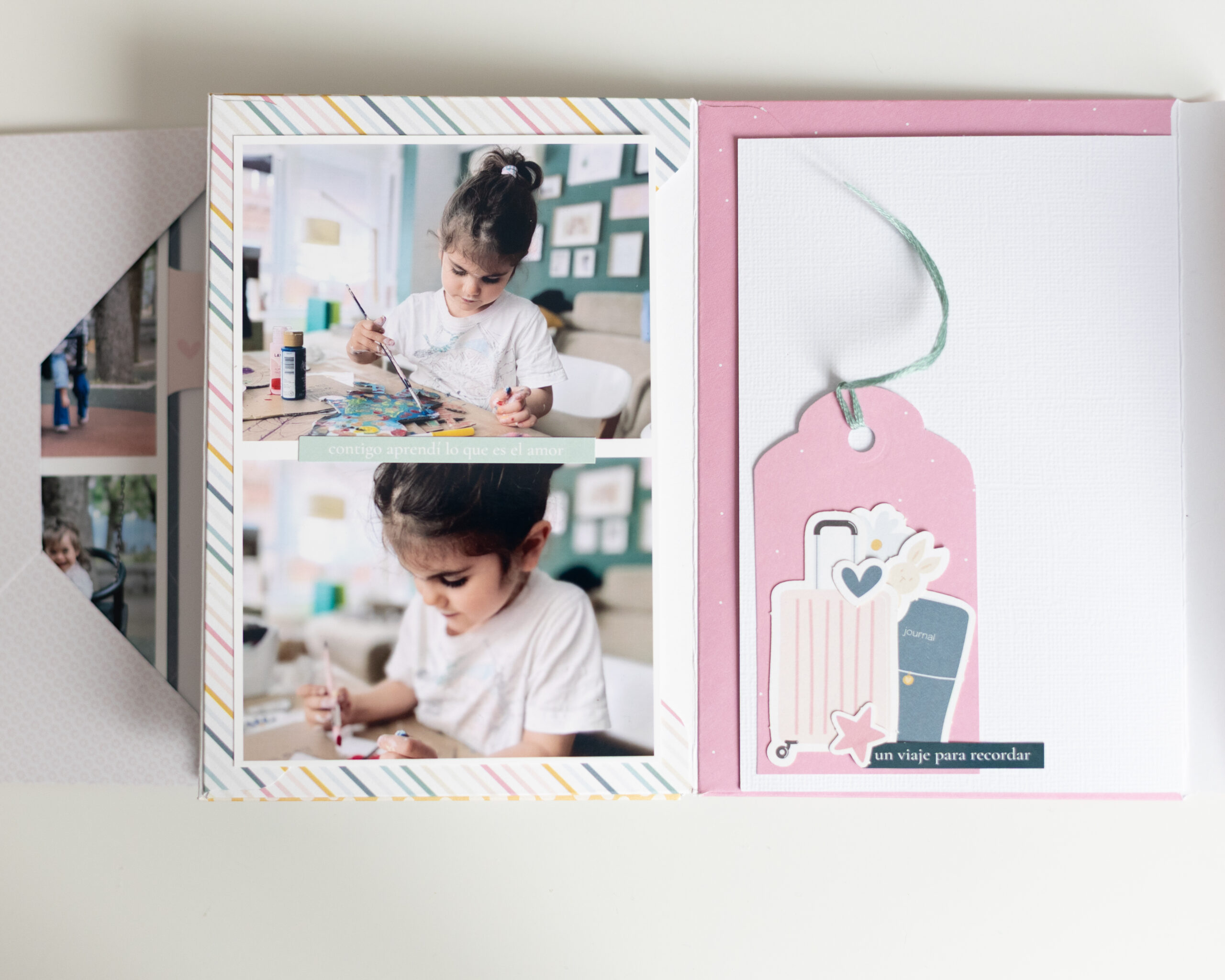     Detalles interiores de miniálbum de scrapbooking con fotografías familiares