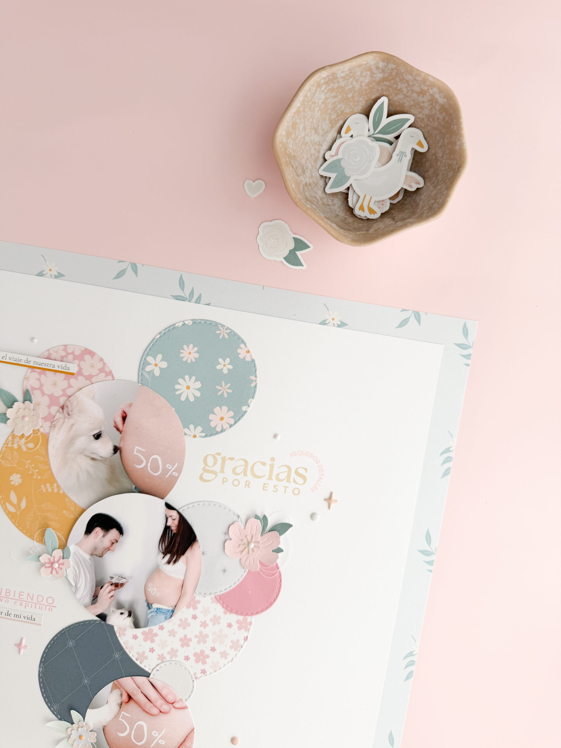    Detalles de flores y pegatinas en layout