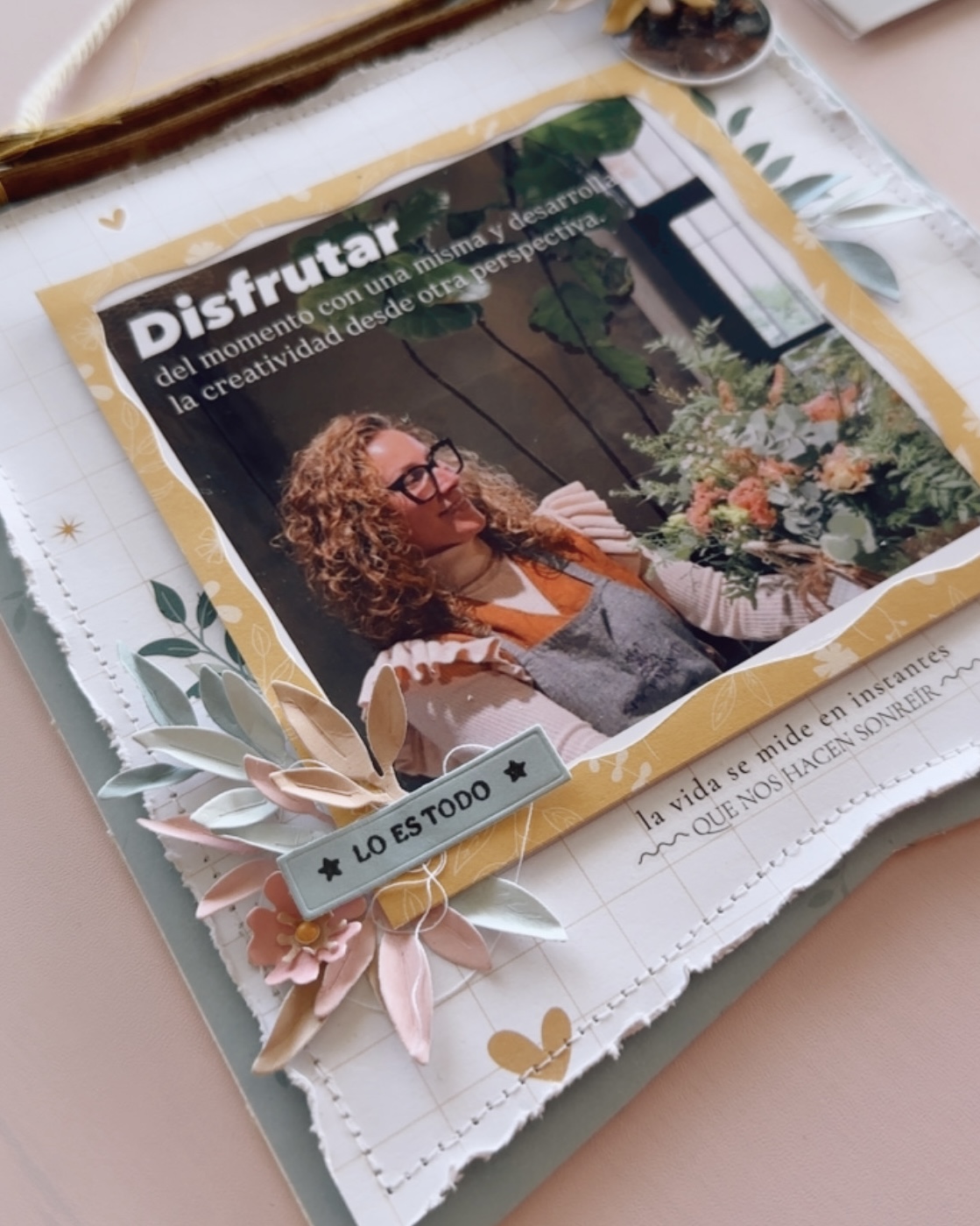     Composición floral en proyecto decorativo de scrapbooking