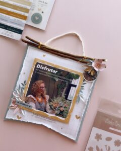 Banner decorativo de scrapbooking con flores y fotografía