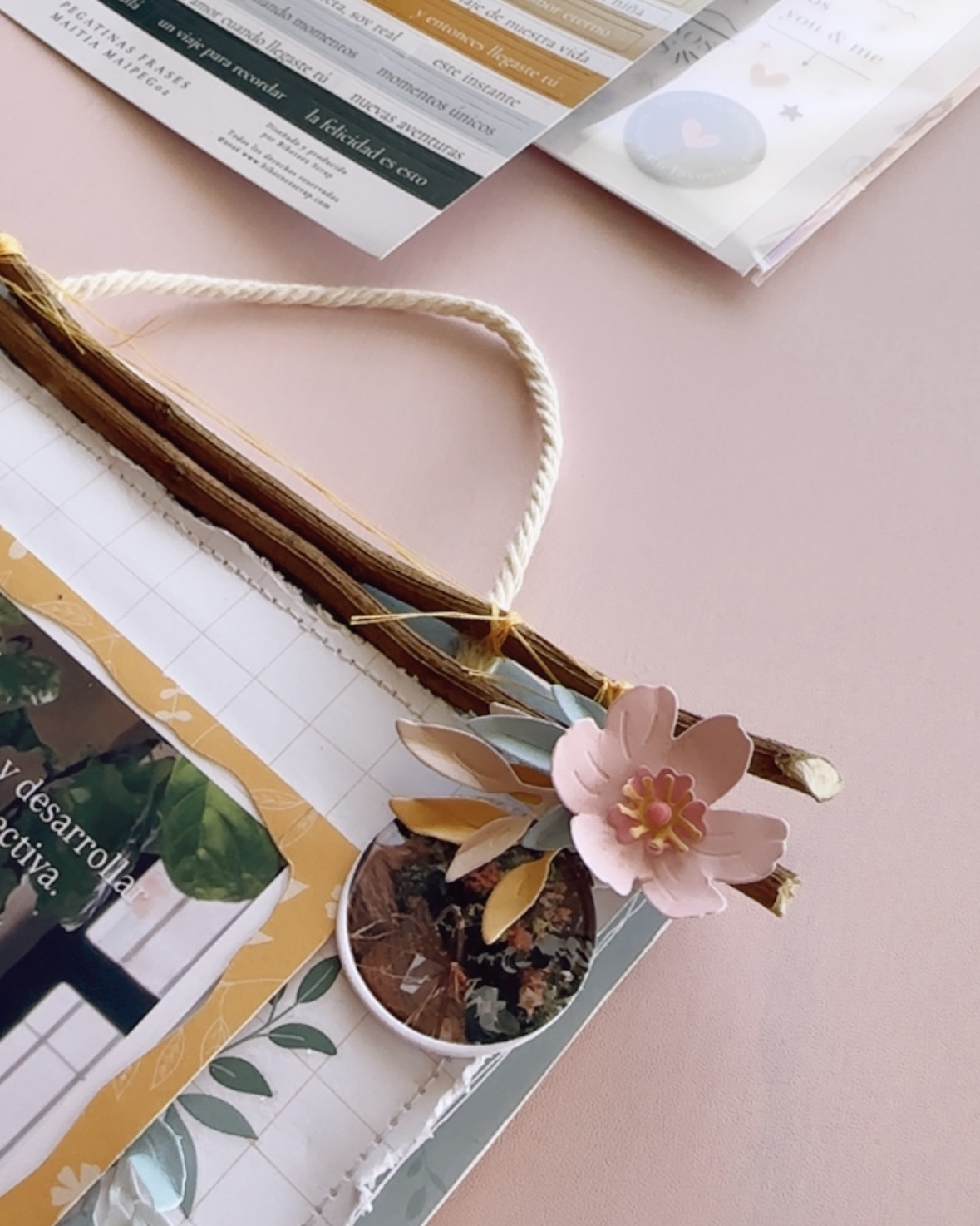     Banner handmade de scrapbooking en tonos suaves
