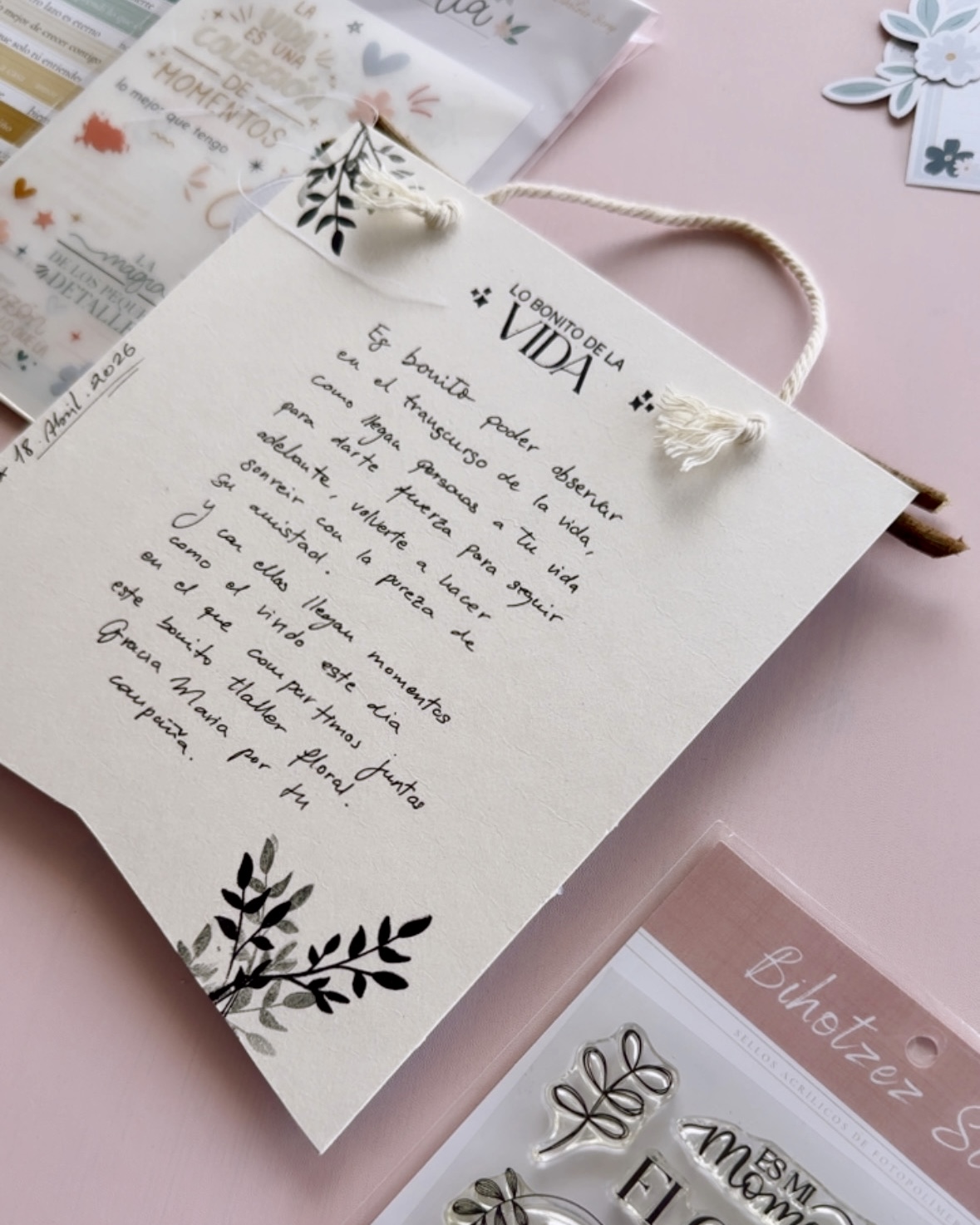     Proyecto de scrapbooking artesanal con journaling y capas