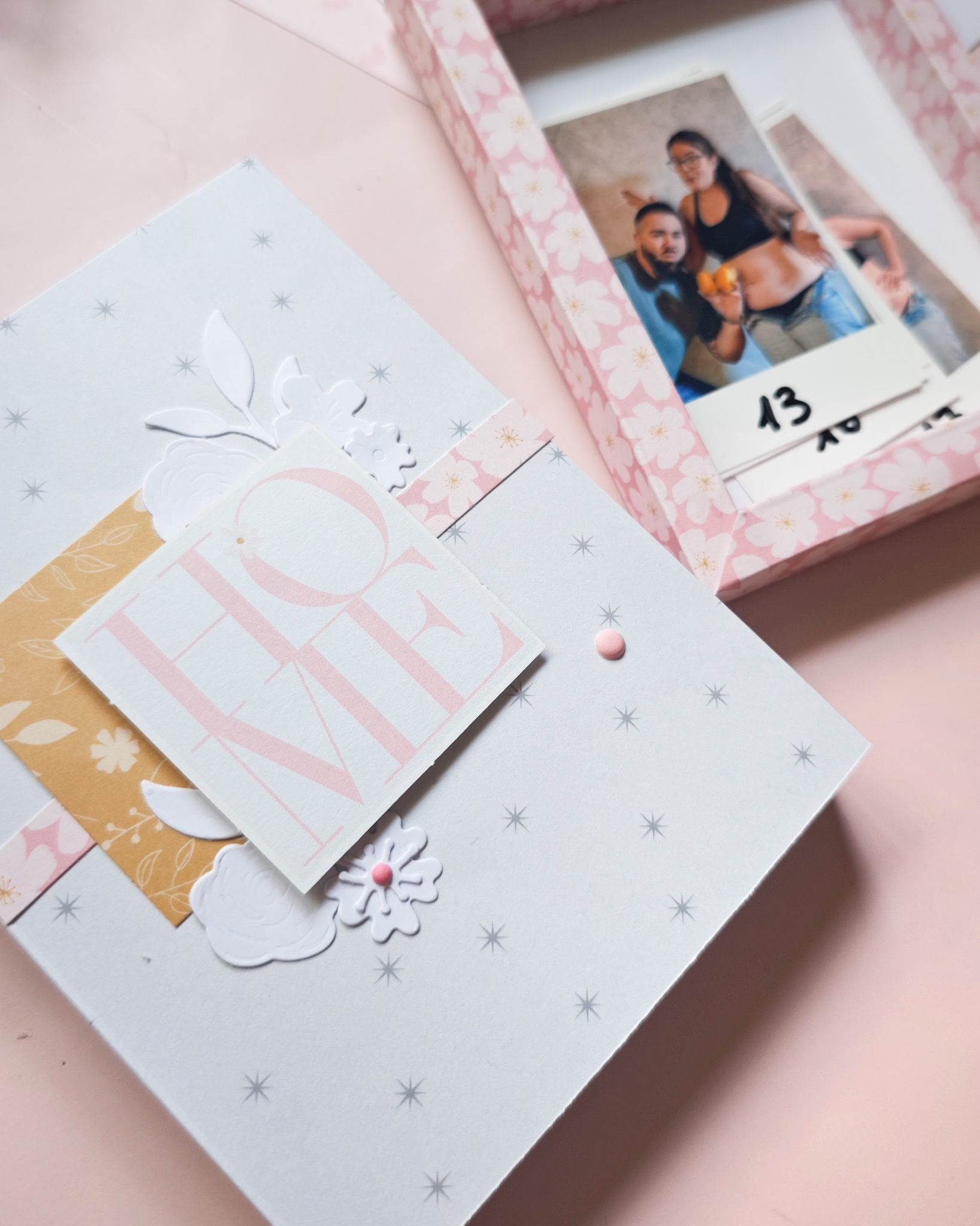 Exterior decorado de una cajita de recuerdos de scrapbooking con flores troqueladas y elementos de la colección Maitia