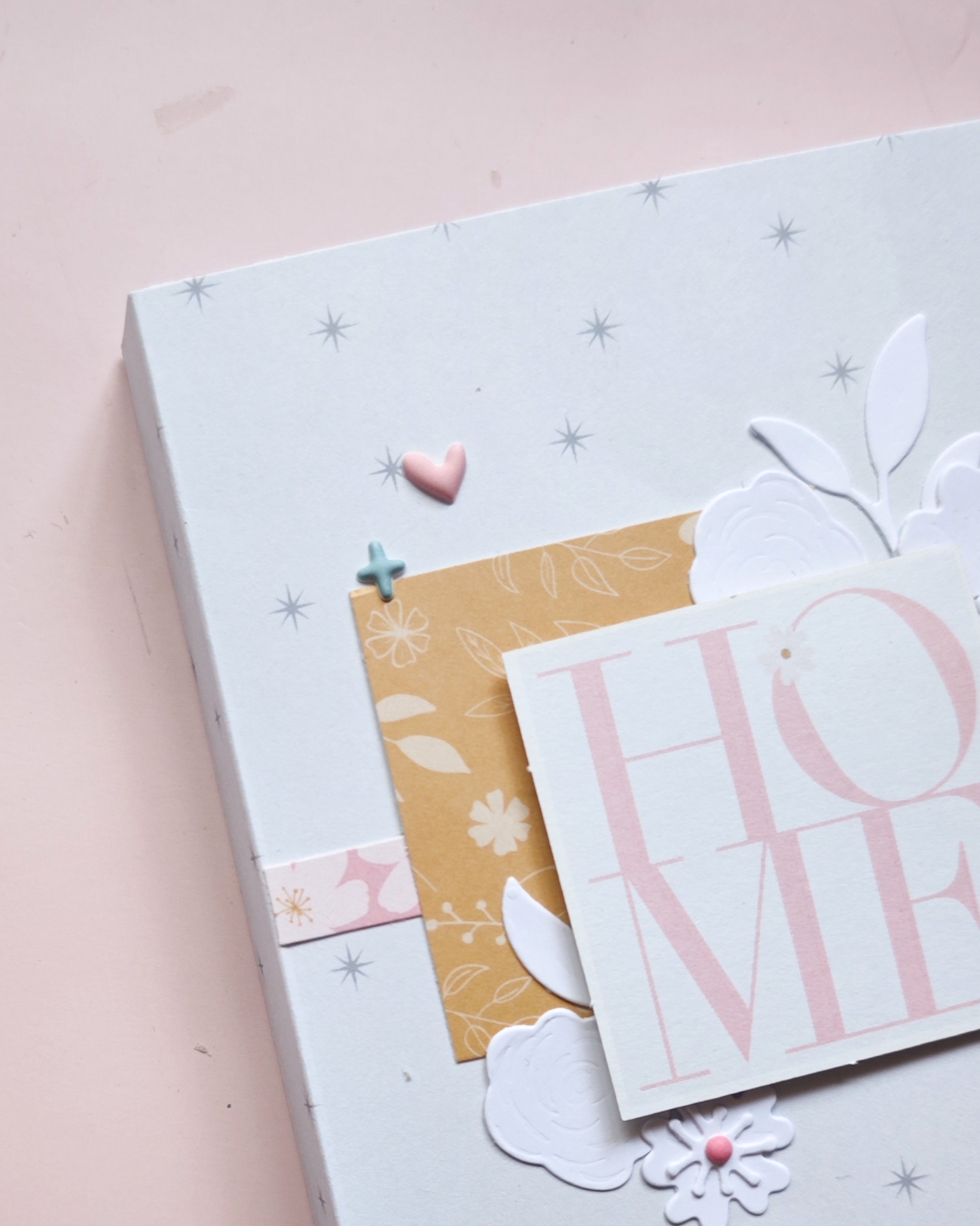 Detalle de la portada de una cajita de scrapbooking decorada con flores, puffys y tarjeta Home
