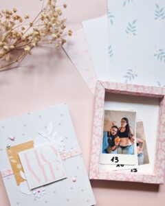 Cajita de recuerdos de scrapbooking realizada con la colección Maitia para guardar fotografías y recuerdos especiales del embarazo