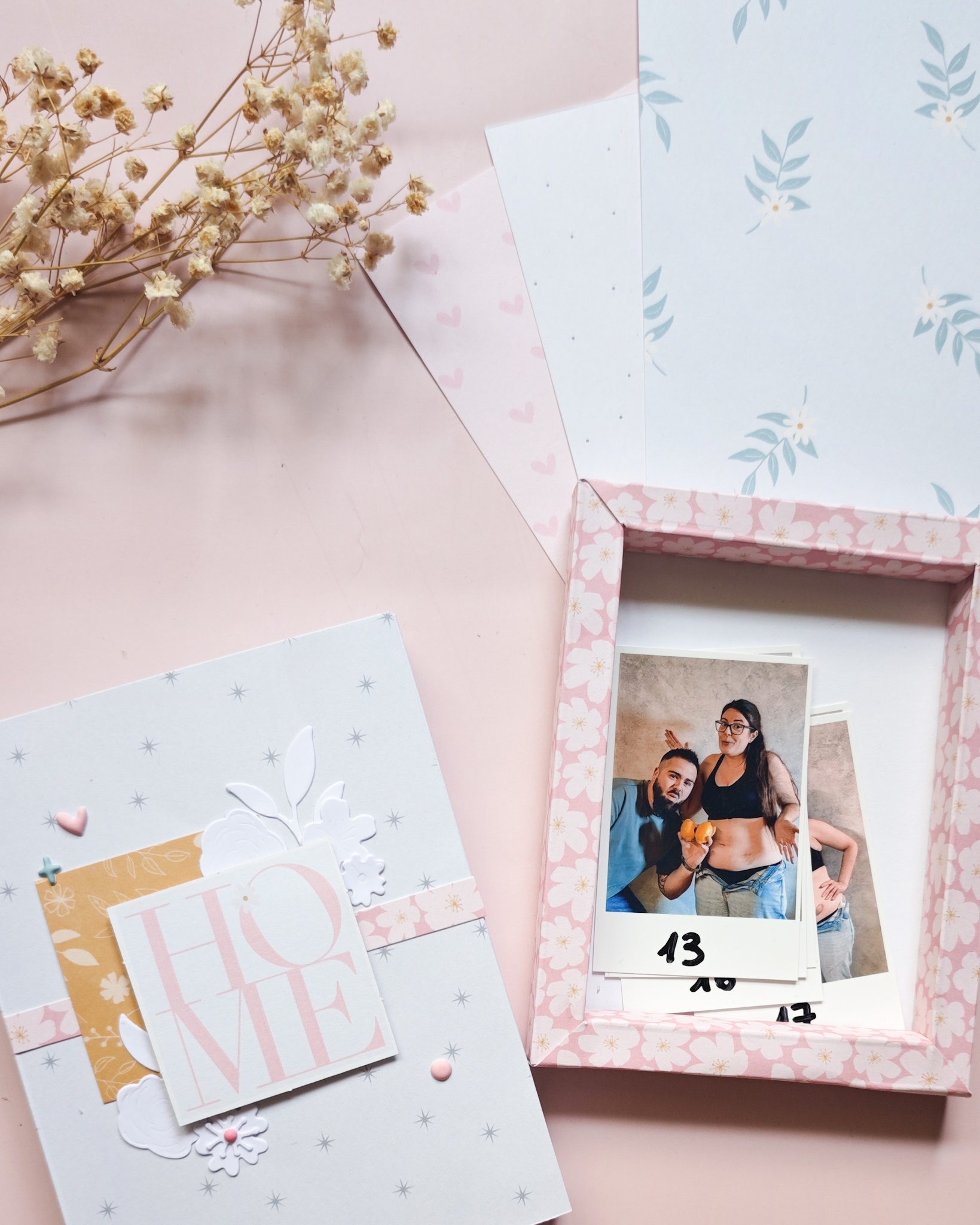 Cajita de recuerdos de scrapbooking realizada con la colección Maitia para guardar fotografías y recuerdos especiales del embarazo