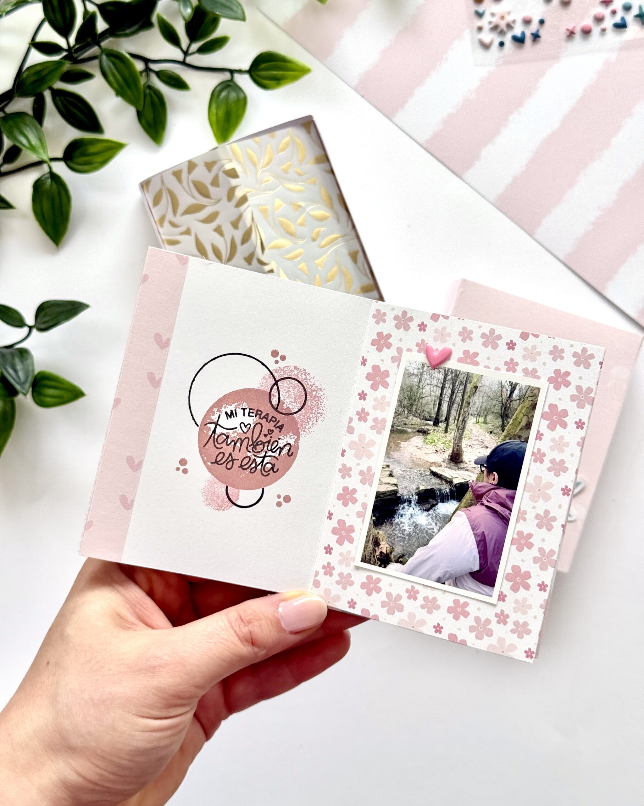 interior album scrapbooking con sellos acrílicos Bihotzez Scrap
