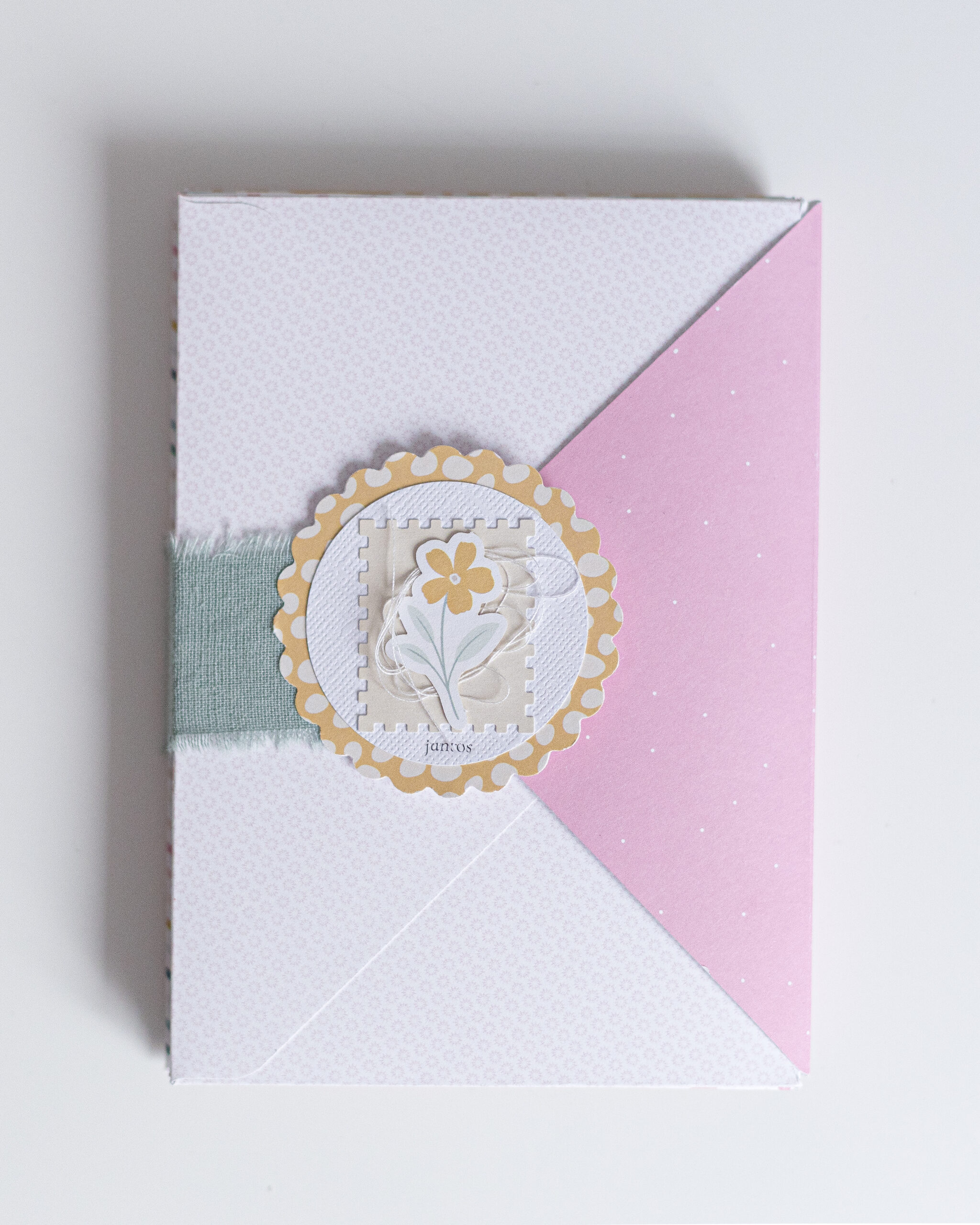 Miniálbum de scrapbooking creado con la colección Maitia para guardar recuerdos cotidianos