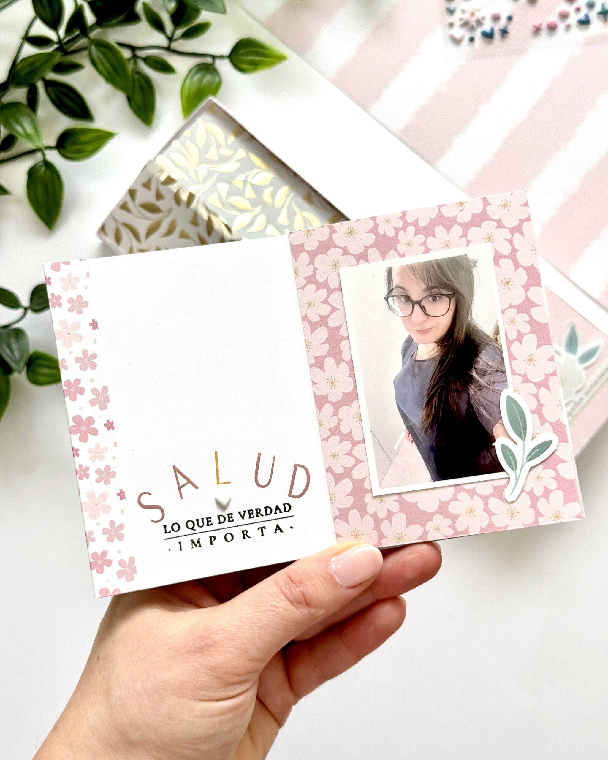 interior album scrapbooking con sellos acrílicos Bihotzez Scrap