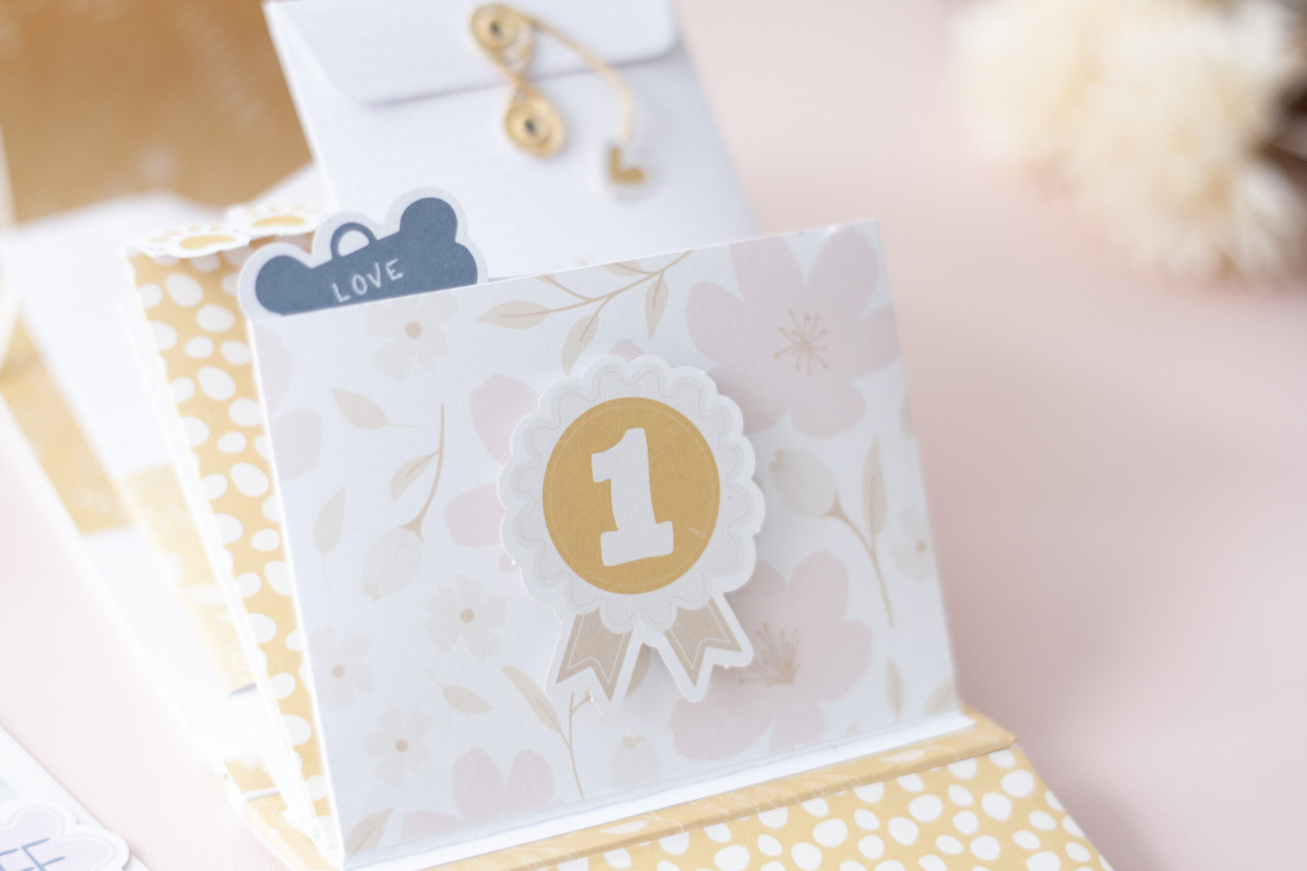     Página interior con sobre decorado en álbum de scrapbooking