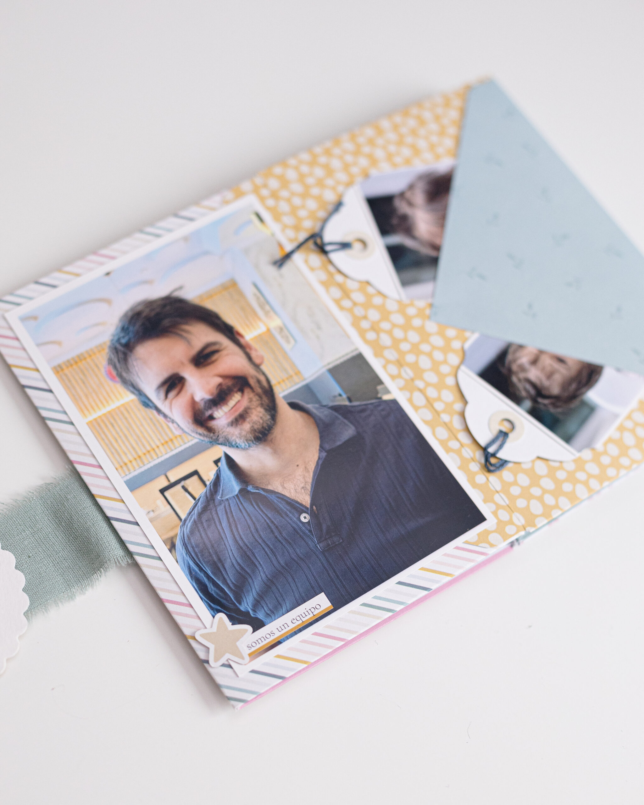 á    lbum de scrapbooking familiar con sobres y desplegables decorados