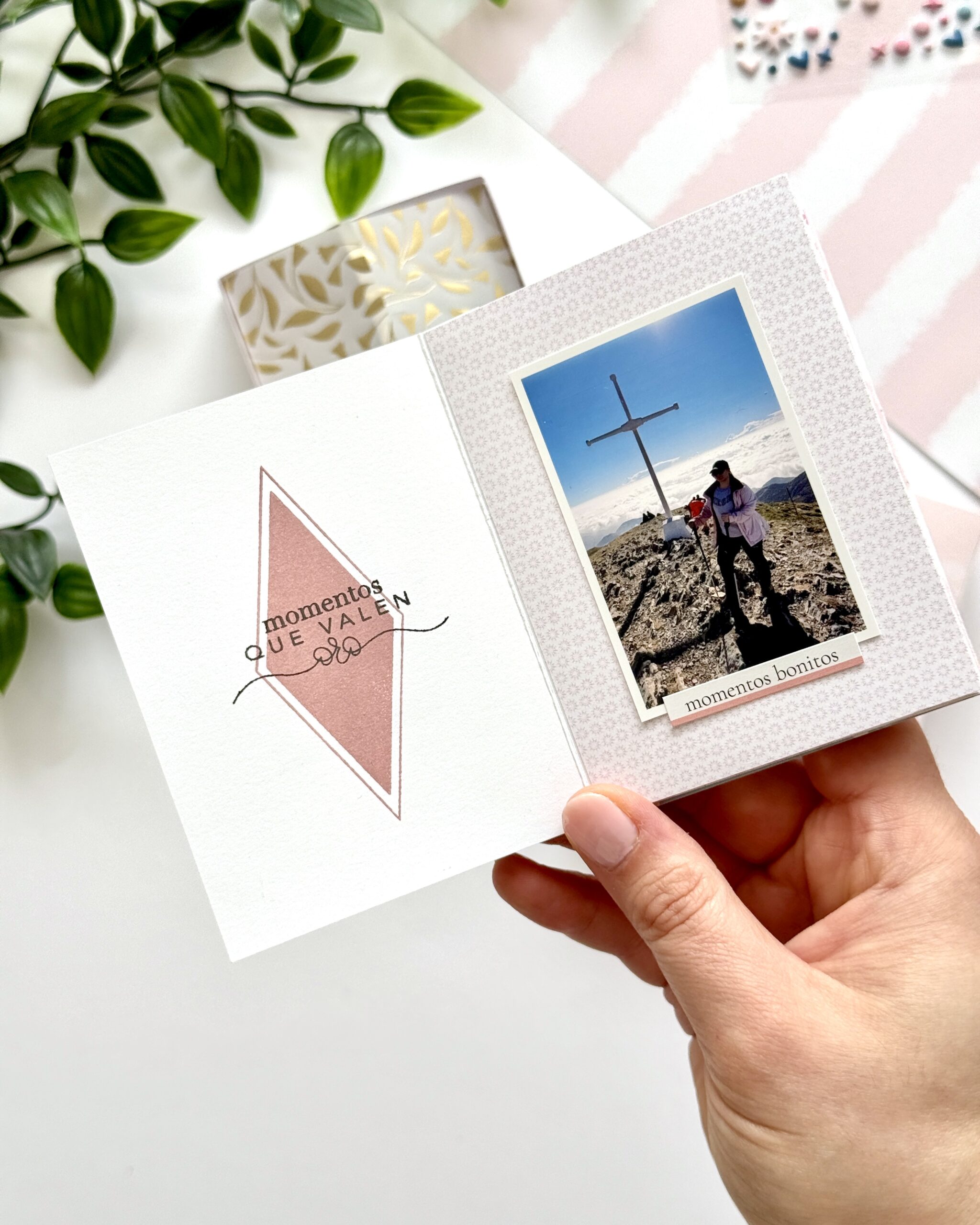 interior album scrapbooking con sellos acrílicos Bihotzez Scrap