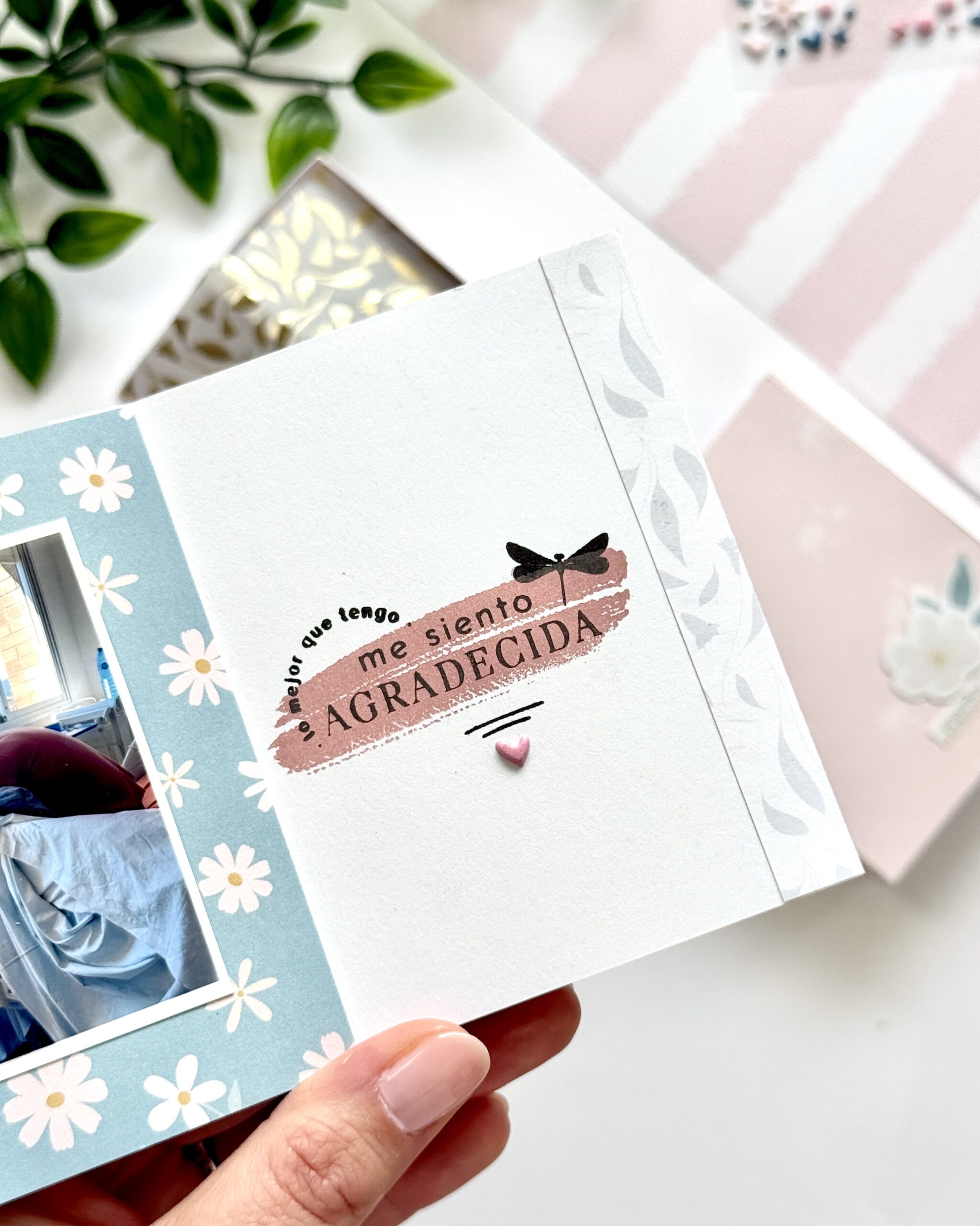 interior album scrapbooking con sellos acrílicos Bihotzez Scrap