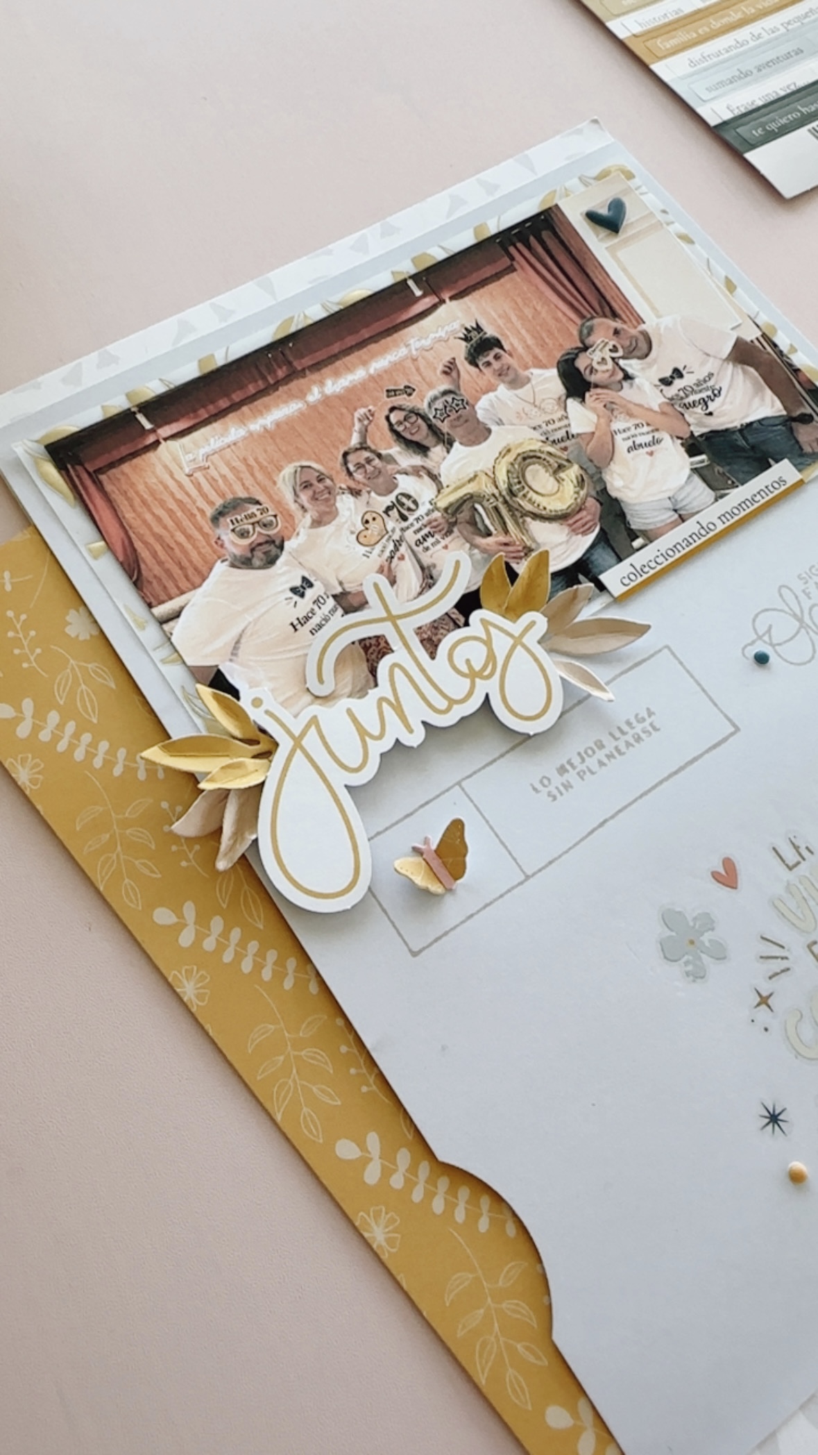 Detalle de una doble página para planner con papeles, sellos y die cuts.