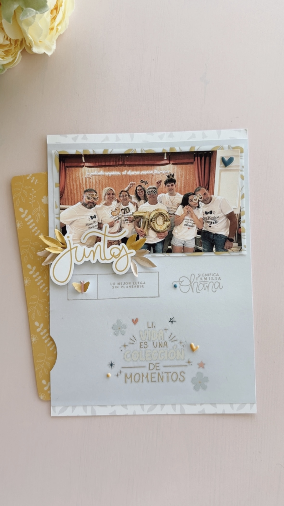 Página de scrapbook con fotografías familiares y decoración de la colección Maitia.