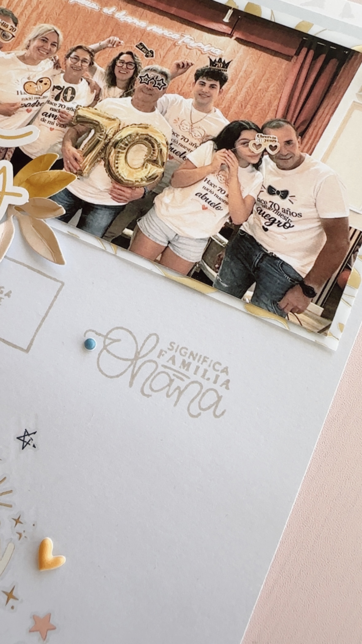 Página de scrapbook con fotografías familiares y decoración de la colección Maitia.