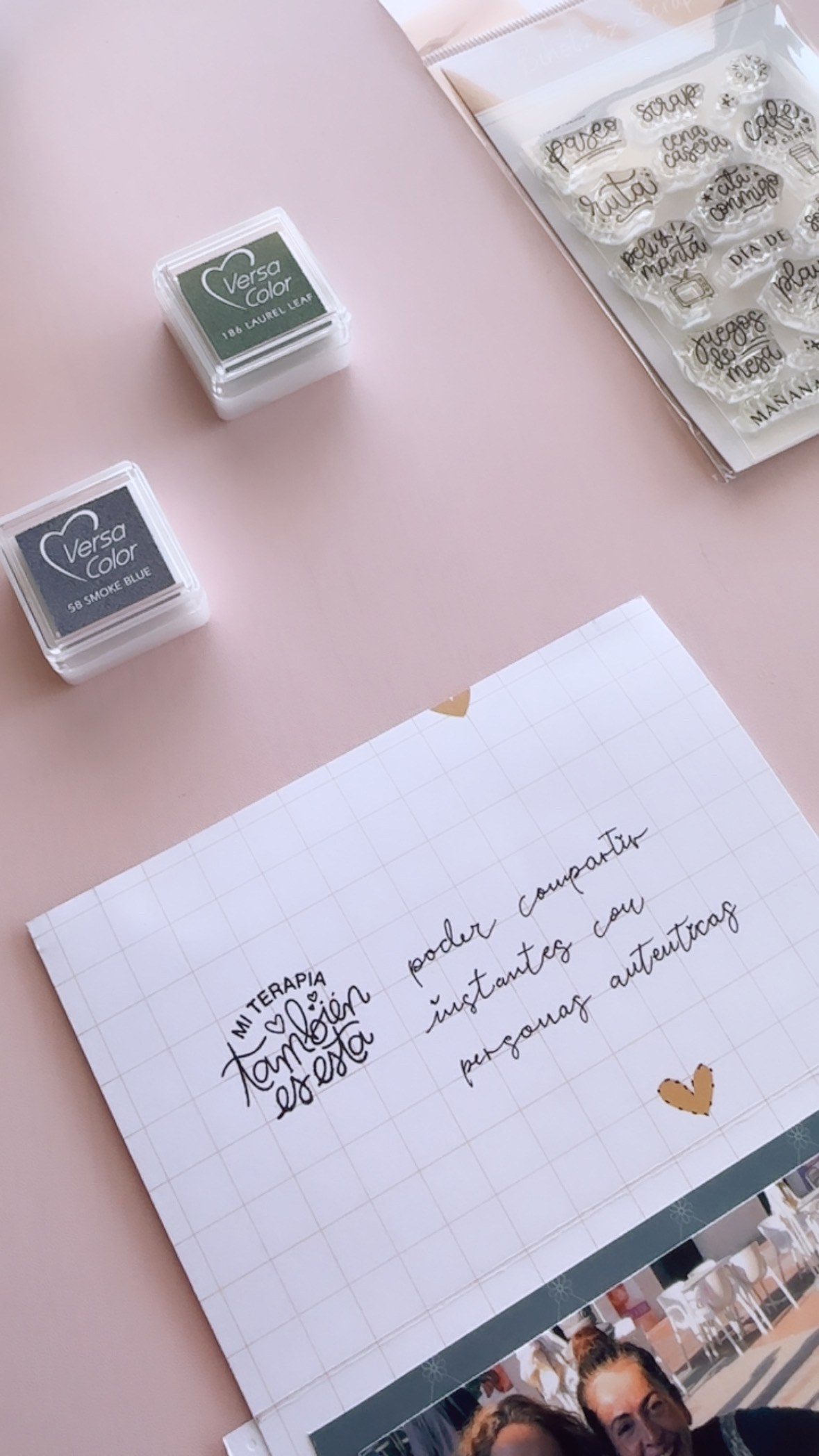 Detalle de rub-ons y frases decorativas en una página de journal realizada con la colección Maitia.