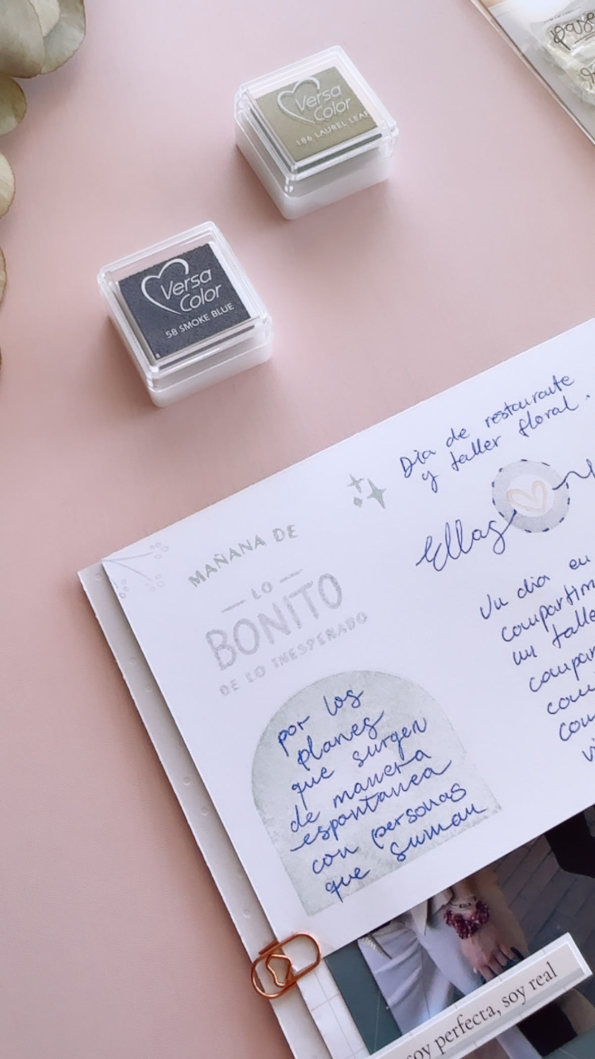 Decoración con sellos en una página de journal para documentar recuerdos y momentos importantes.