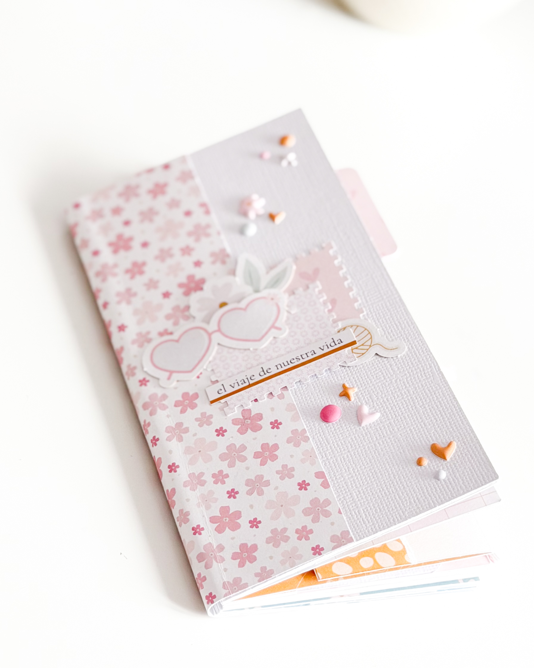Mini álbum de scrapbooking fácil realizado con la colección Maitia de Bihotzez Scrap