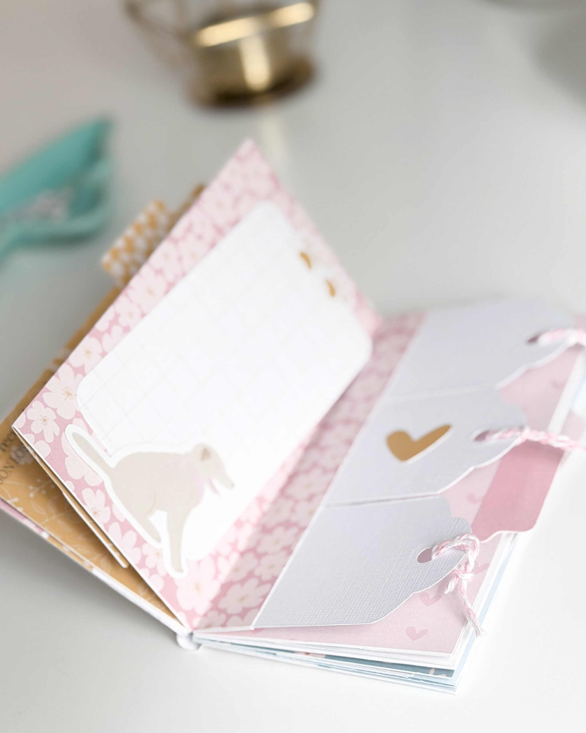 Estructura interior de mini álbum de scrapbooking hecho con papeles de la colección Maitia