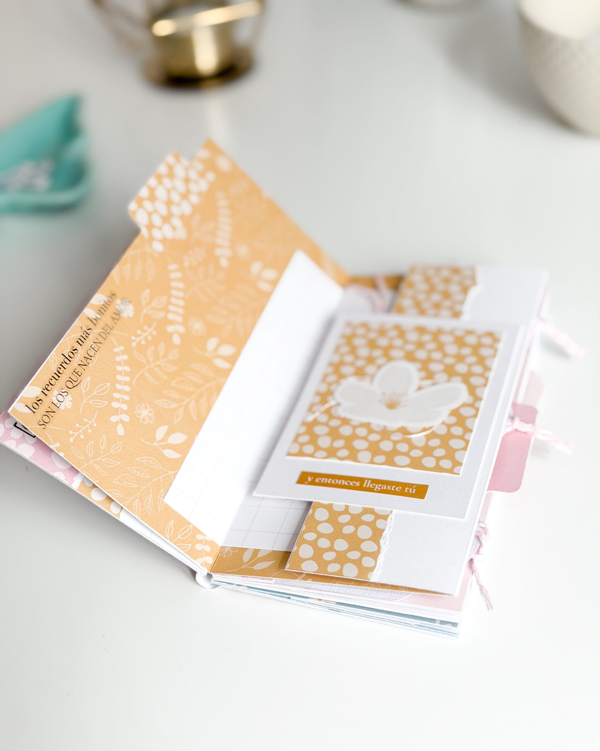 Páginas interiores de un mini álbum handmade decorado con la colección Maitia