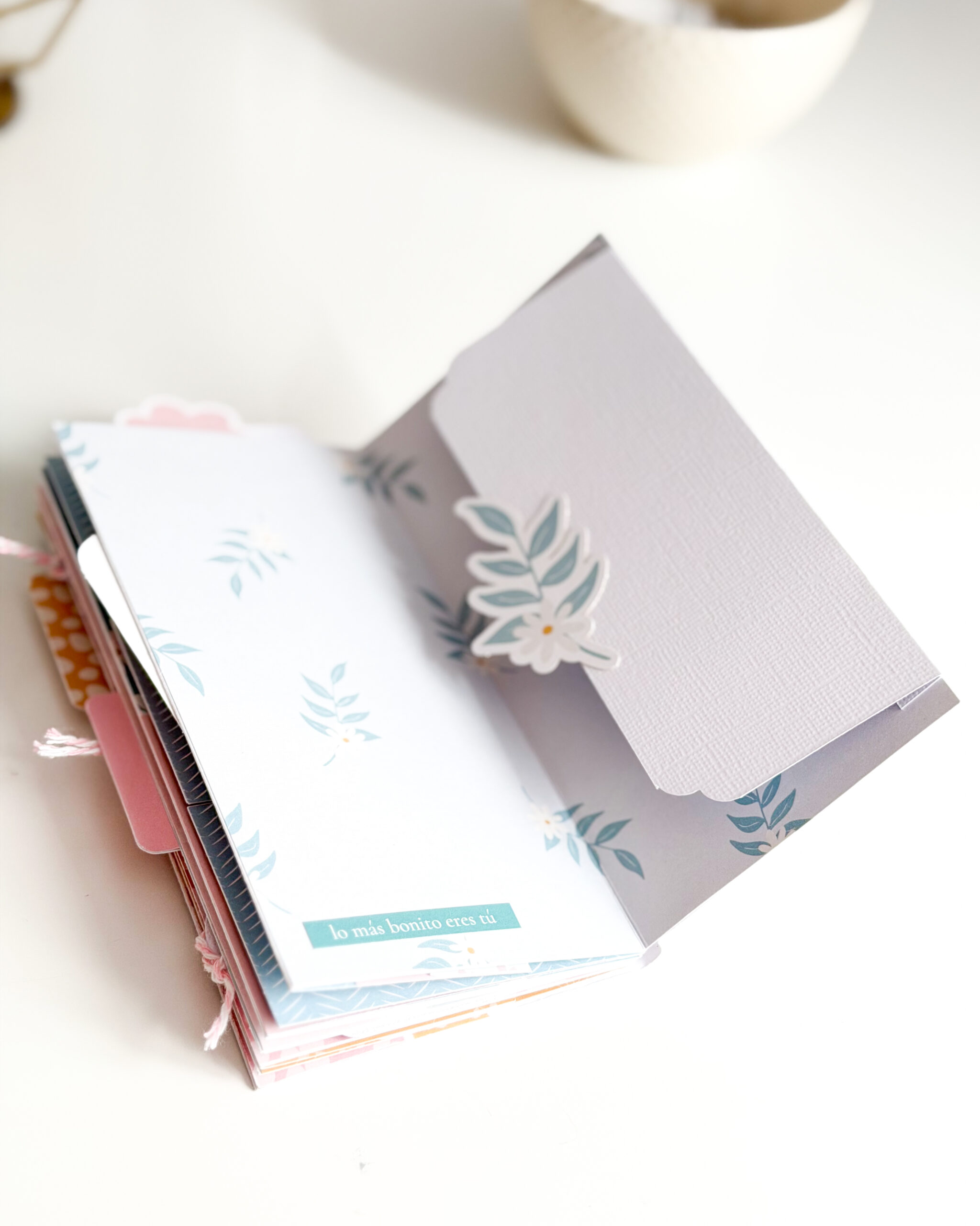 Detalles decorativos de un álbum de scrap fácil con die cuts y adornos Maitia