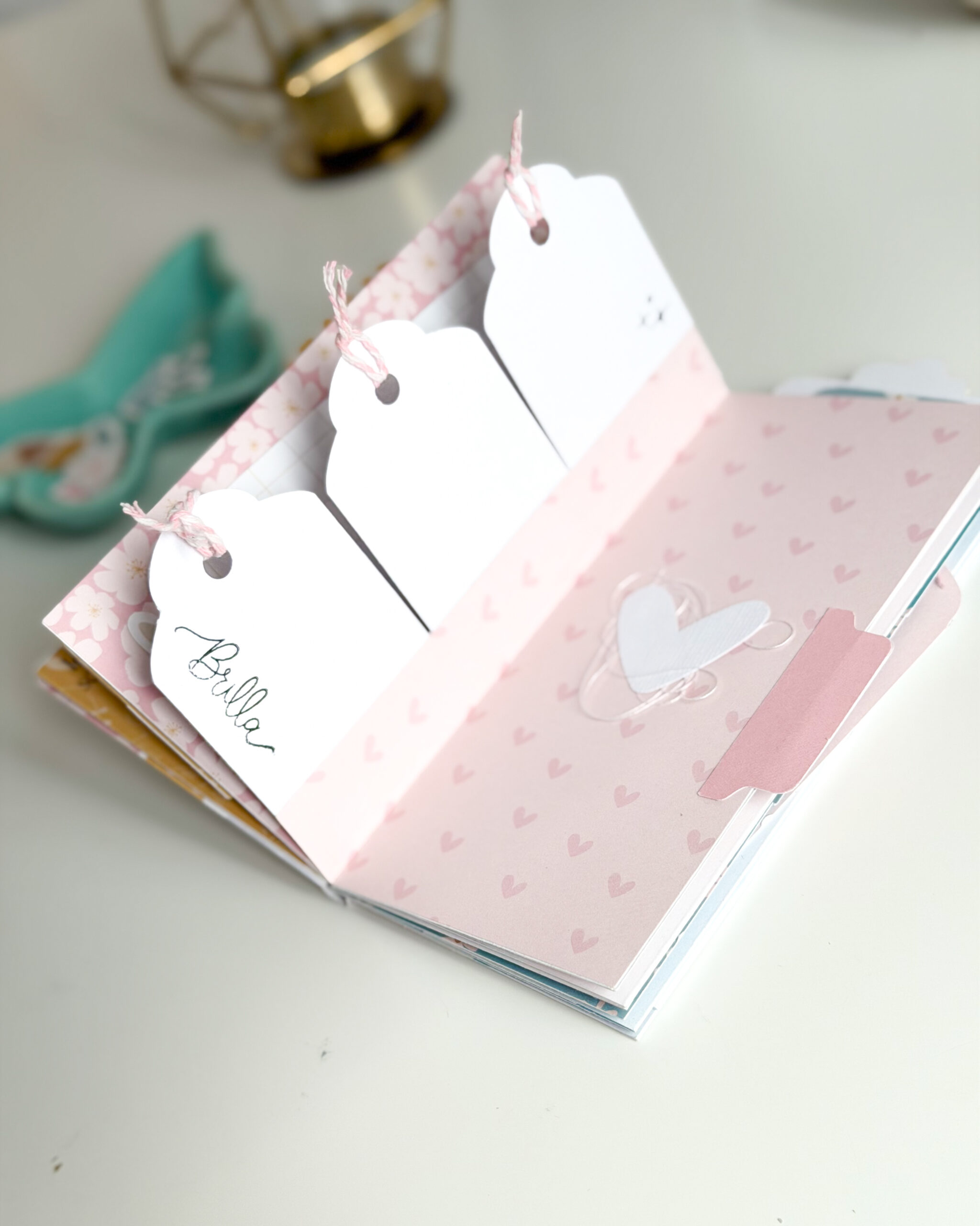Estructura interior de mini álbum de scrapbooking hecho con papeles de la colección Maitia