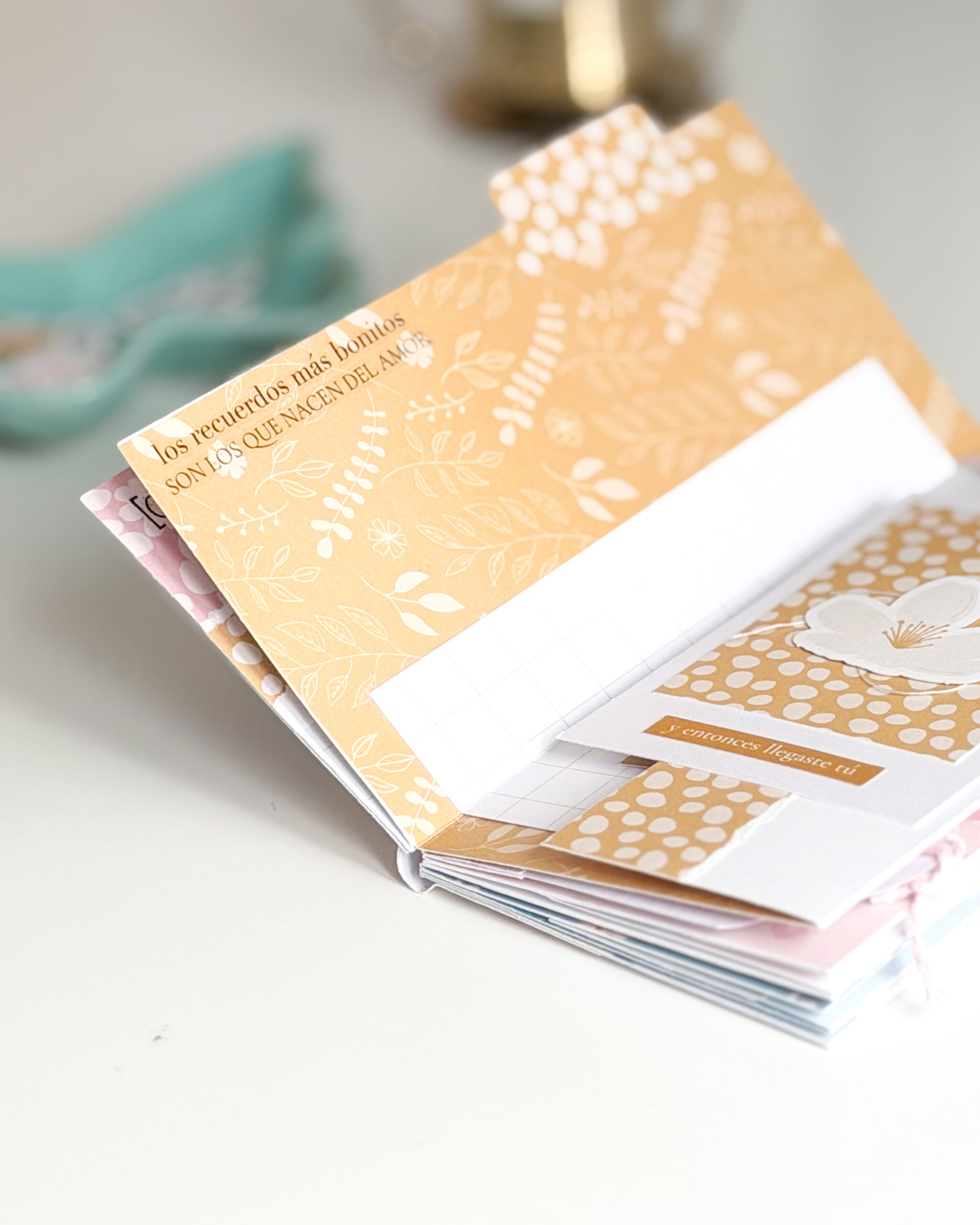 Páginas interiores de un mini álbum handmade decorado con la colección Maitia