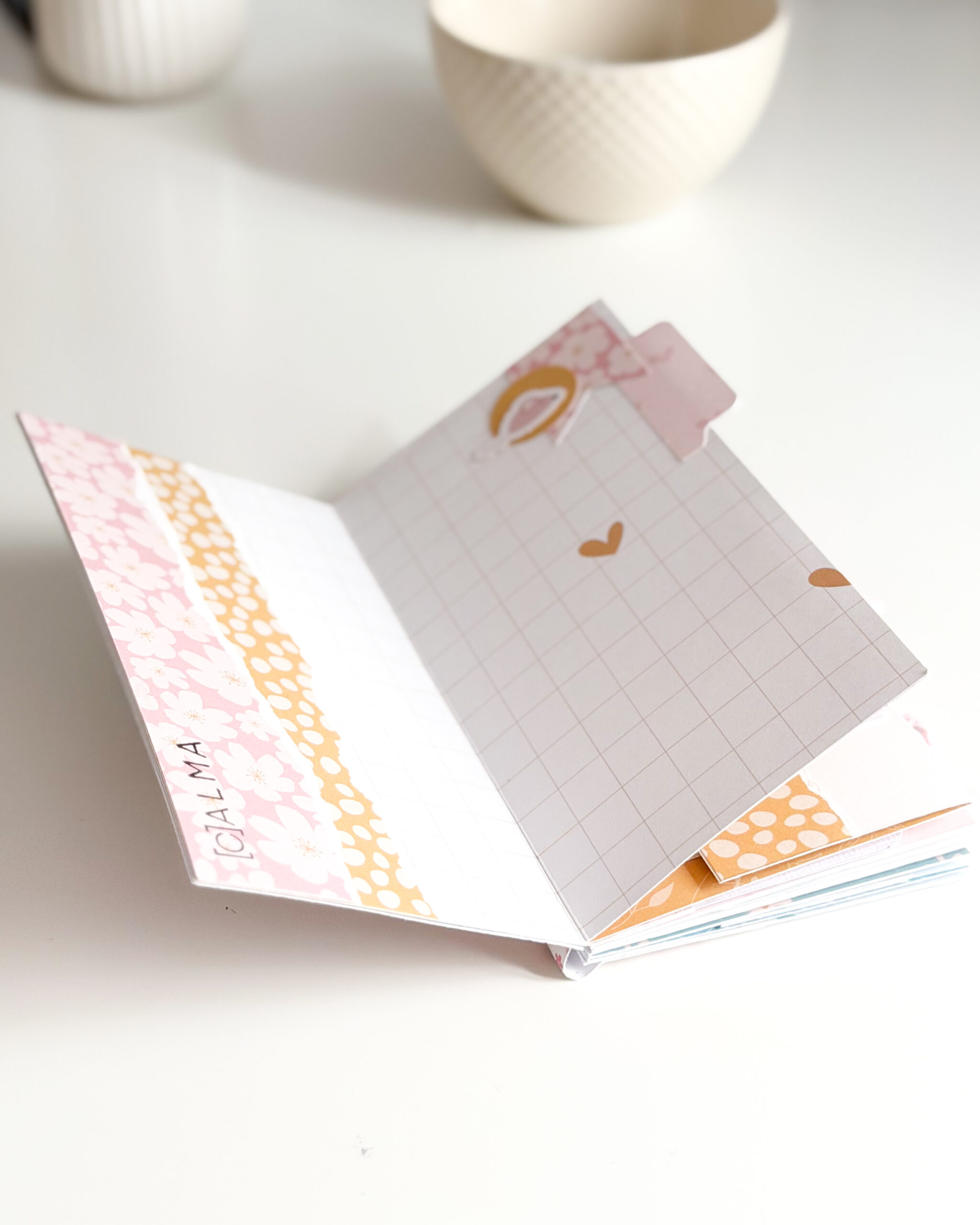 Detalles decorativos de un álbum de scrap fácil con die cuts y adornos Maitia