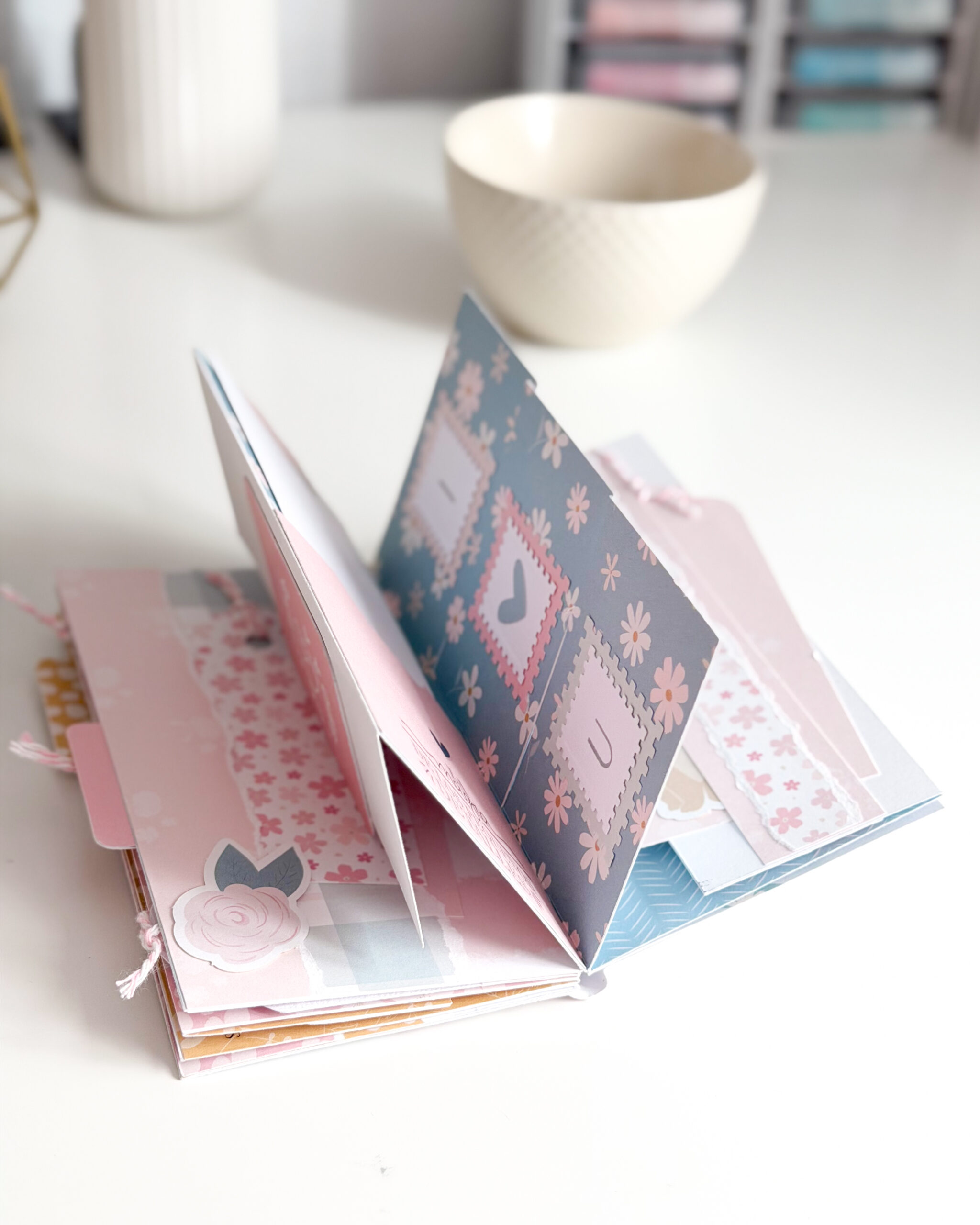 Mini álbum handmade para guardar recuerdos realizado con la colección Maitia