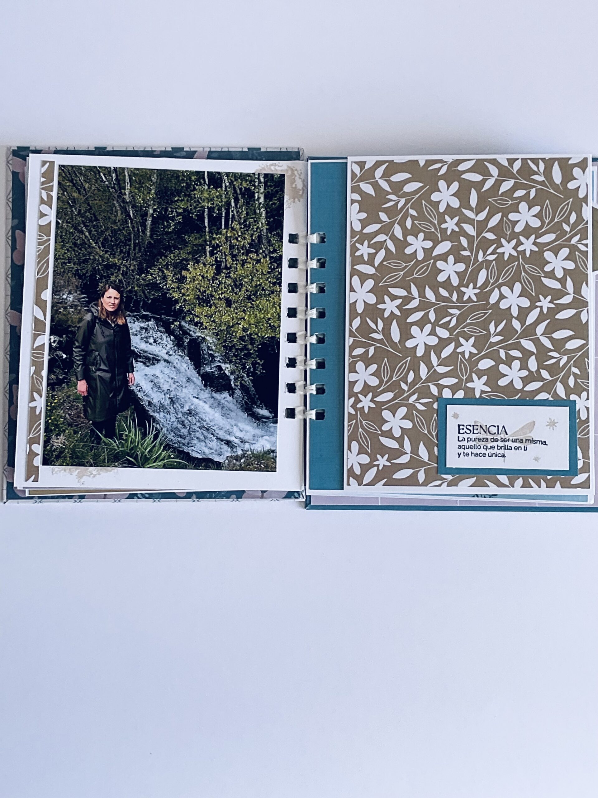 Detalle de la encuadernación en cadeneta en un álbum de scrapbooking.