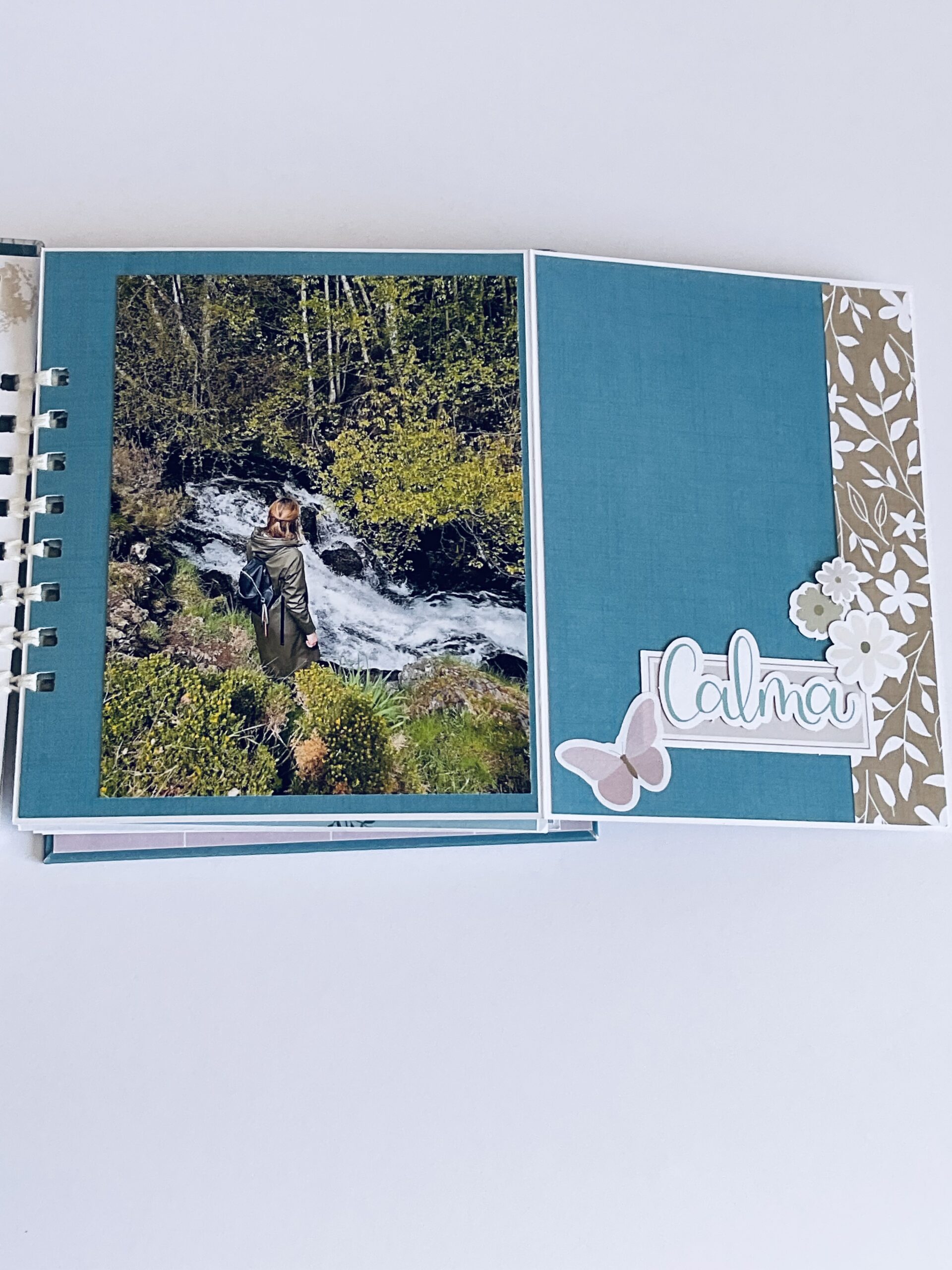 Proyecto de scrapbooking para documentar una ruta por la montaña.