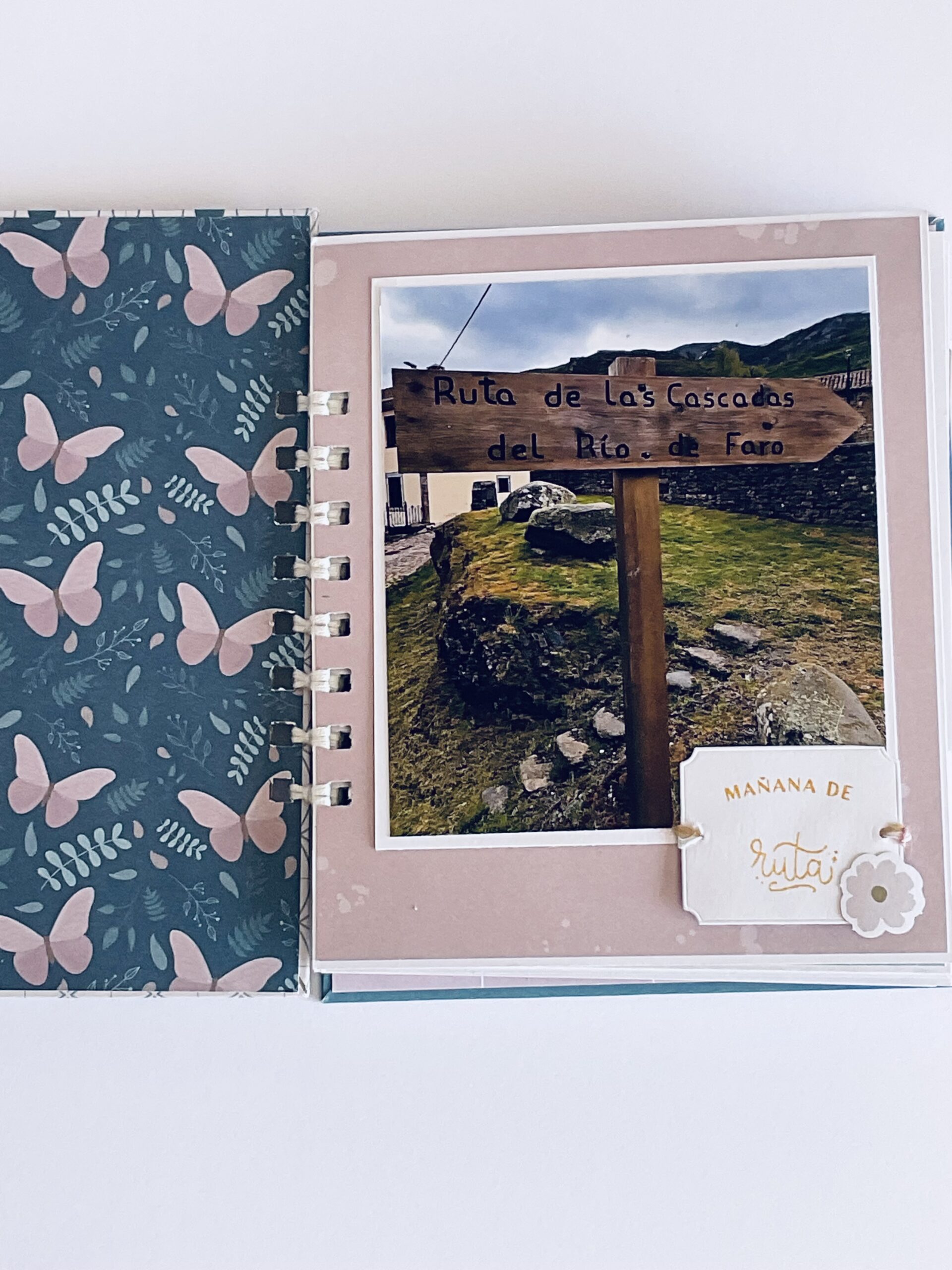 Páginas interiores de álbum de scrapbooking decoradas con die cuts y sellos.